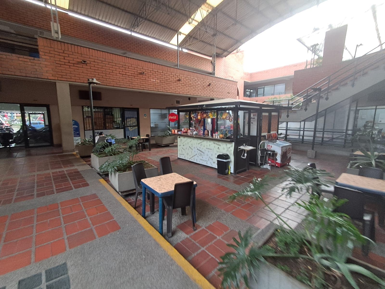 Local en arriendo en Suramericana, Laureles, Medellín — foto 2 de 9