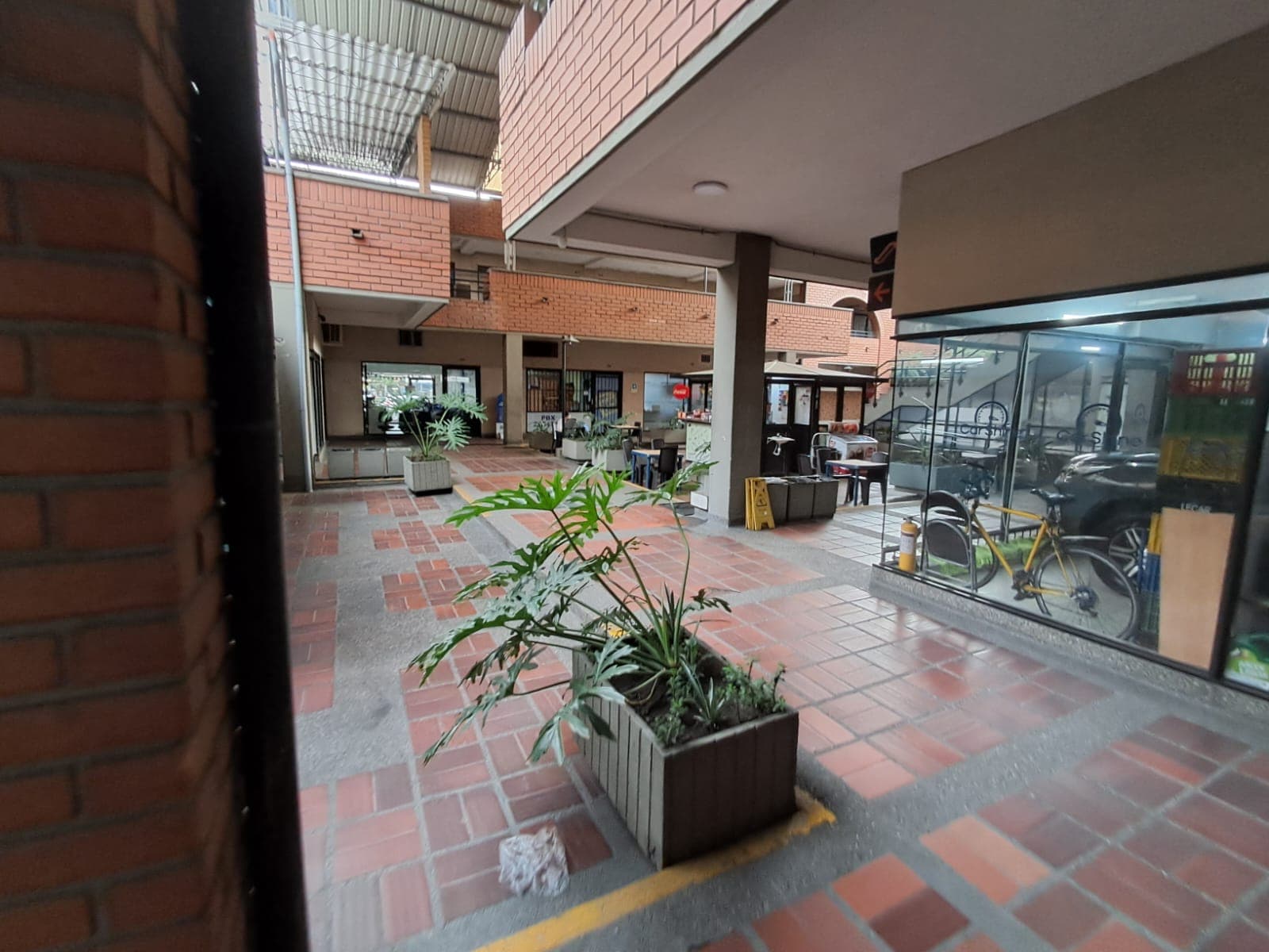 Local en arriendo en Suramericana, Laureles, Medellín — foto 5 de 9