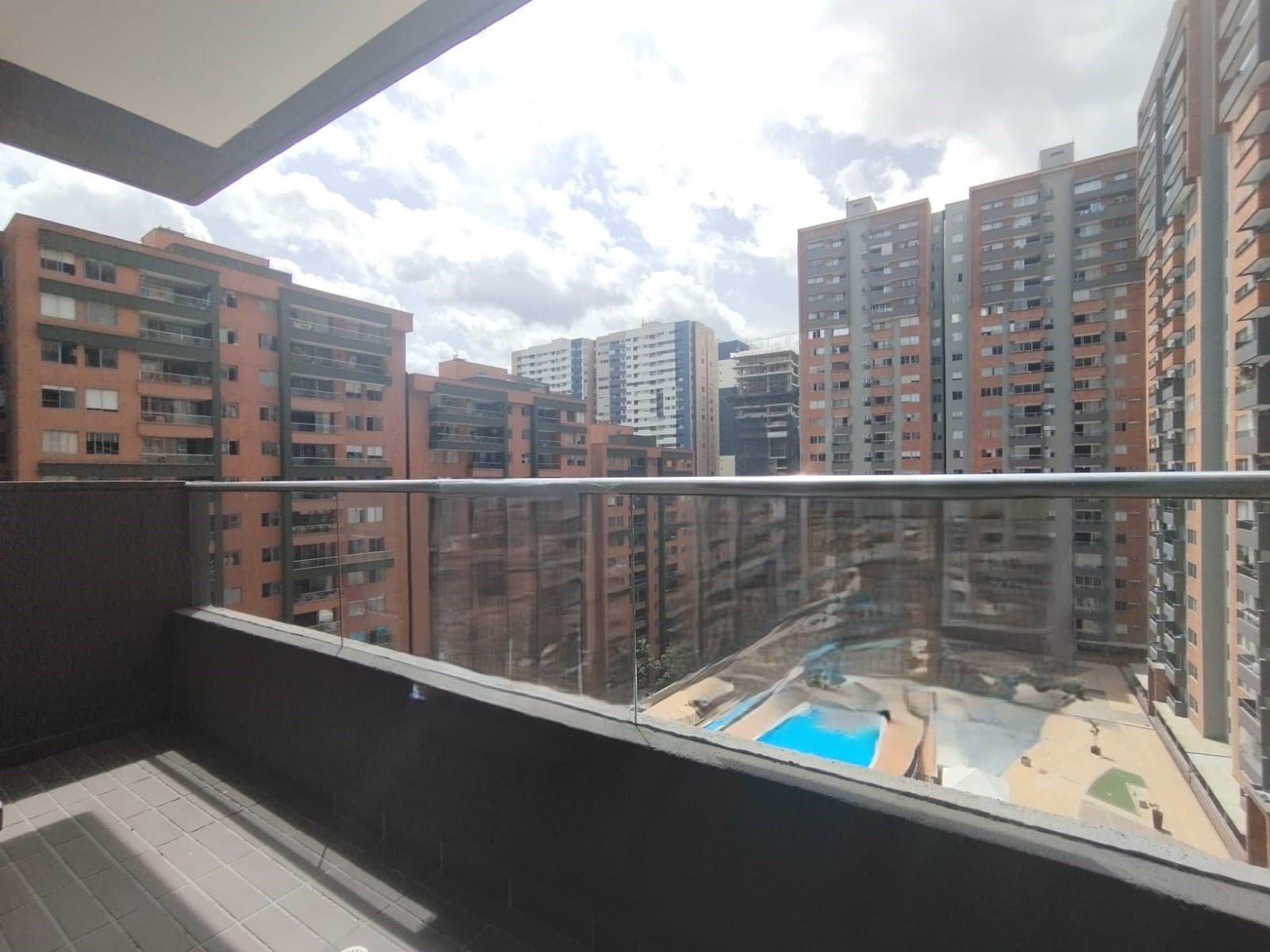 Apartamento en arriendo en Ciudad Del Rio, El Poblado, Medellín — foto 1 de 16