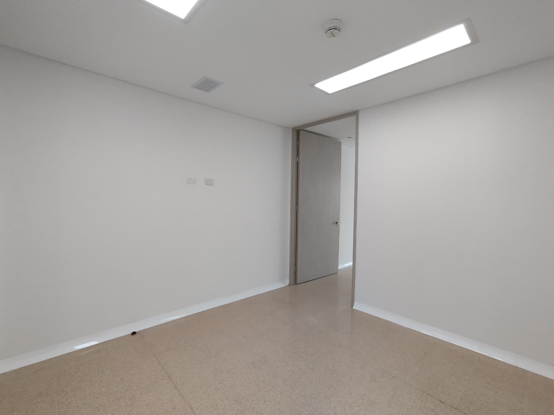 Consultorio en arriendo en Primavera, Envigado — foto 1 de 9