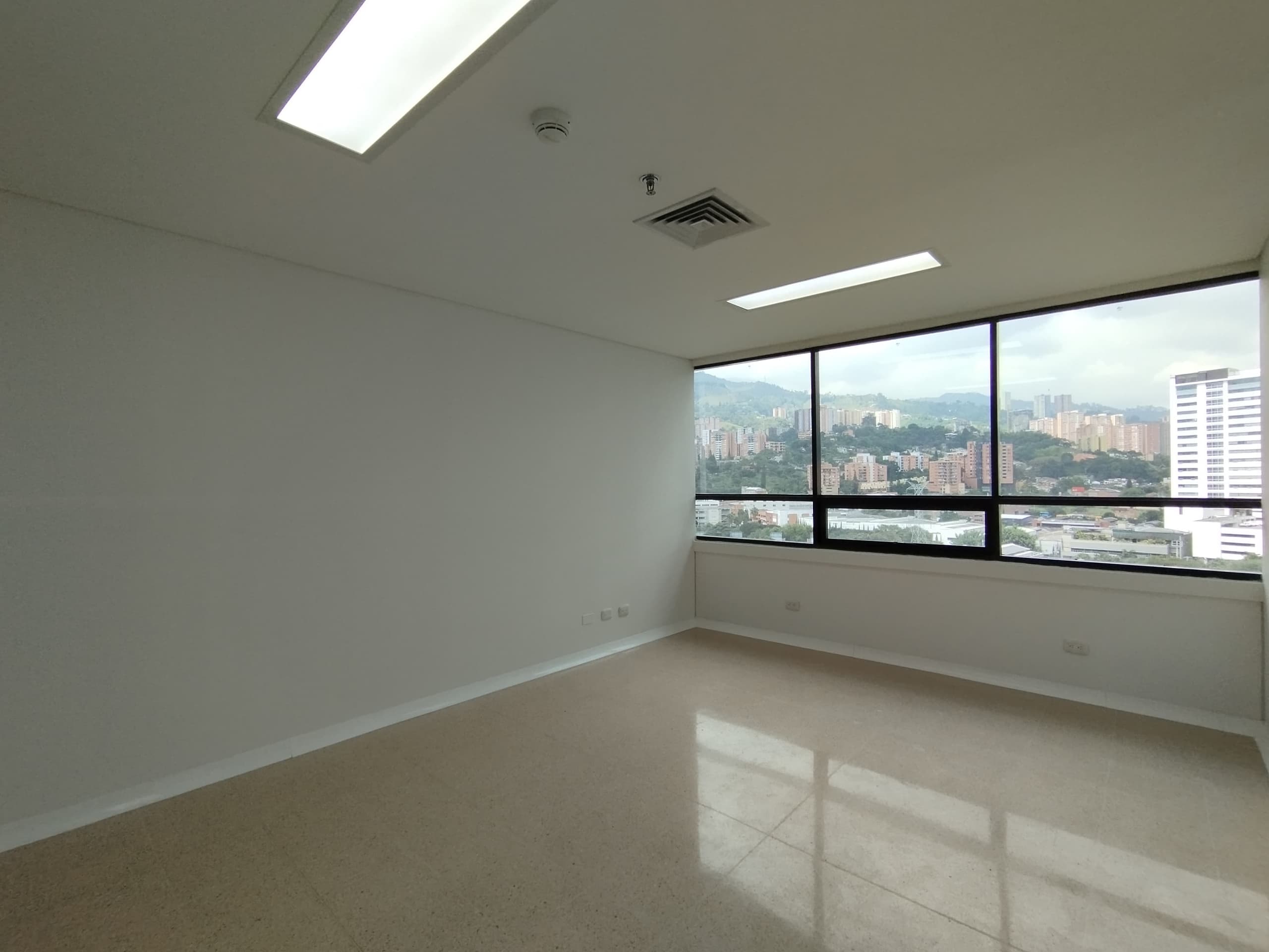 Consultorio en arriendo en Primavera, Envigado — foto 2 de 9