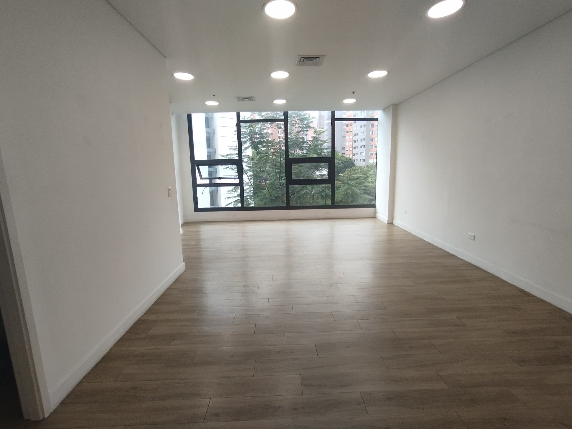 Oficina en arriendo en Los Balsos, El Poblado, Medellín — foto 1 de 12