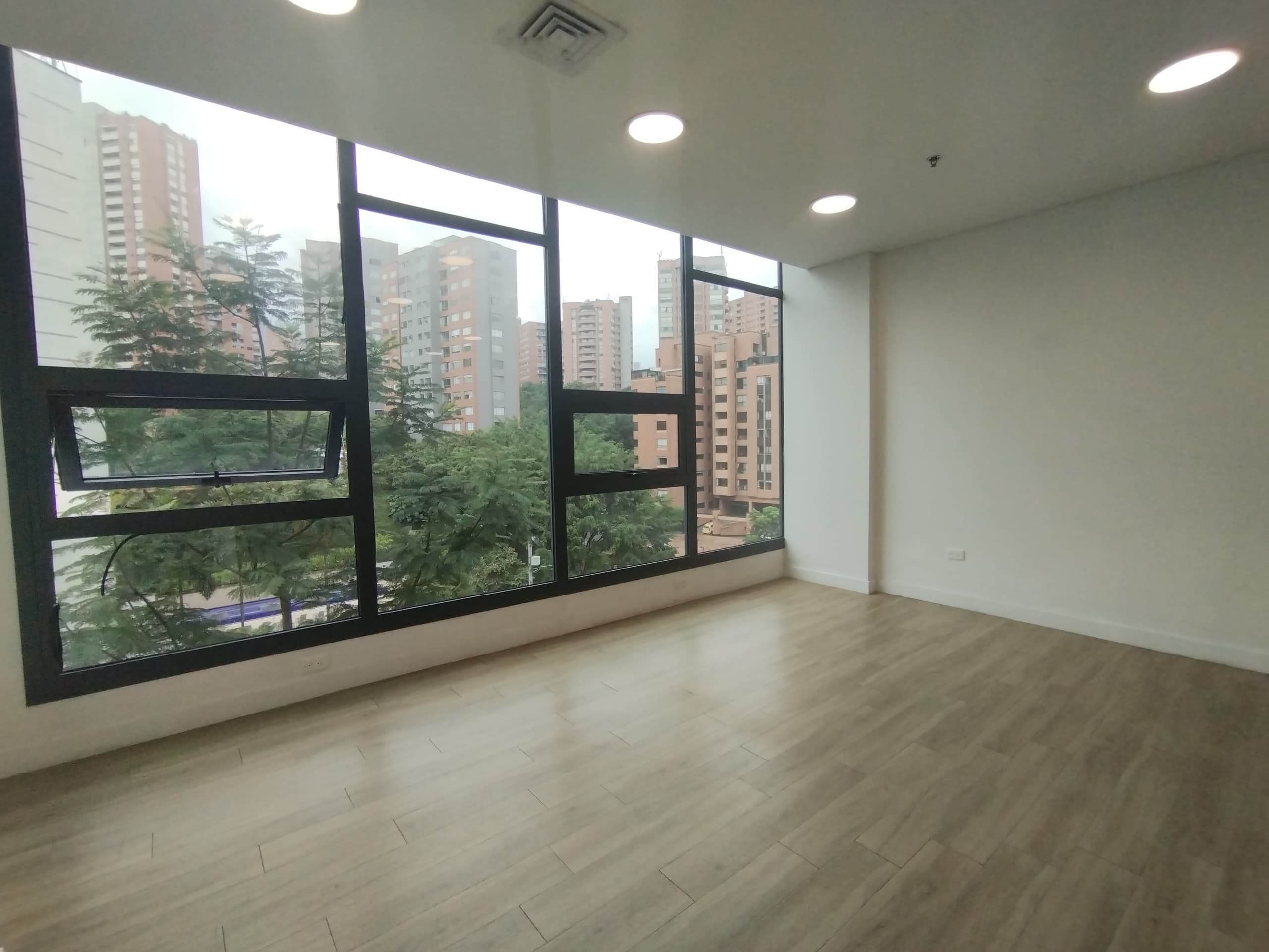 Oficina en arriendo en Los Balsos, El Poblado, Medellín — foto 5 de 12