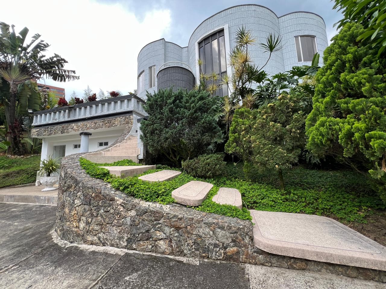 Casa Comercial en arriendo en Altos Del Cola Del Zorro, El Poblado, Medellín — foto 1 de 20