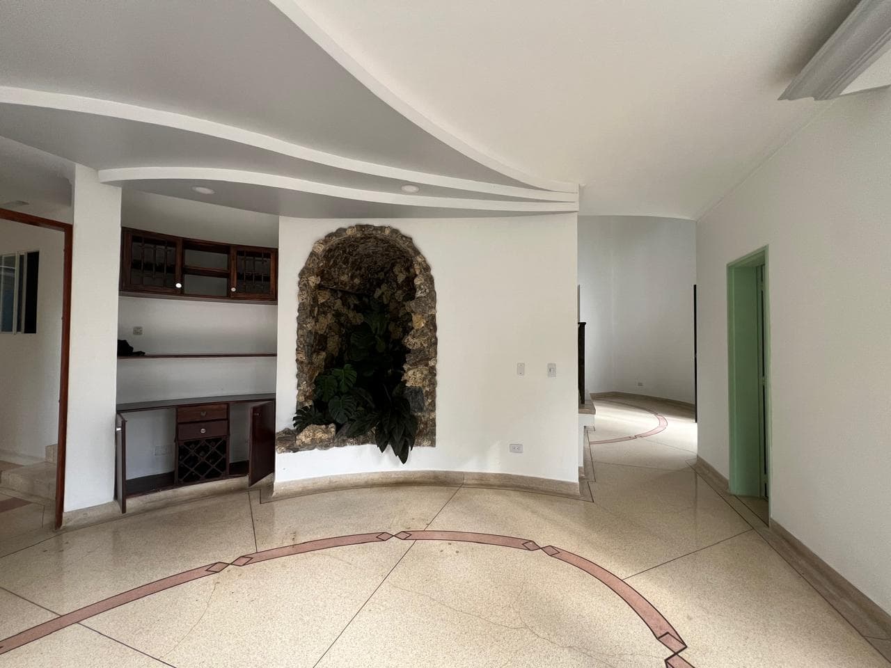 Casa Comercial en arriendo en Altos Del Cola Del Zorro, El Poblado, Medellín — foto 2 de 20