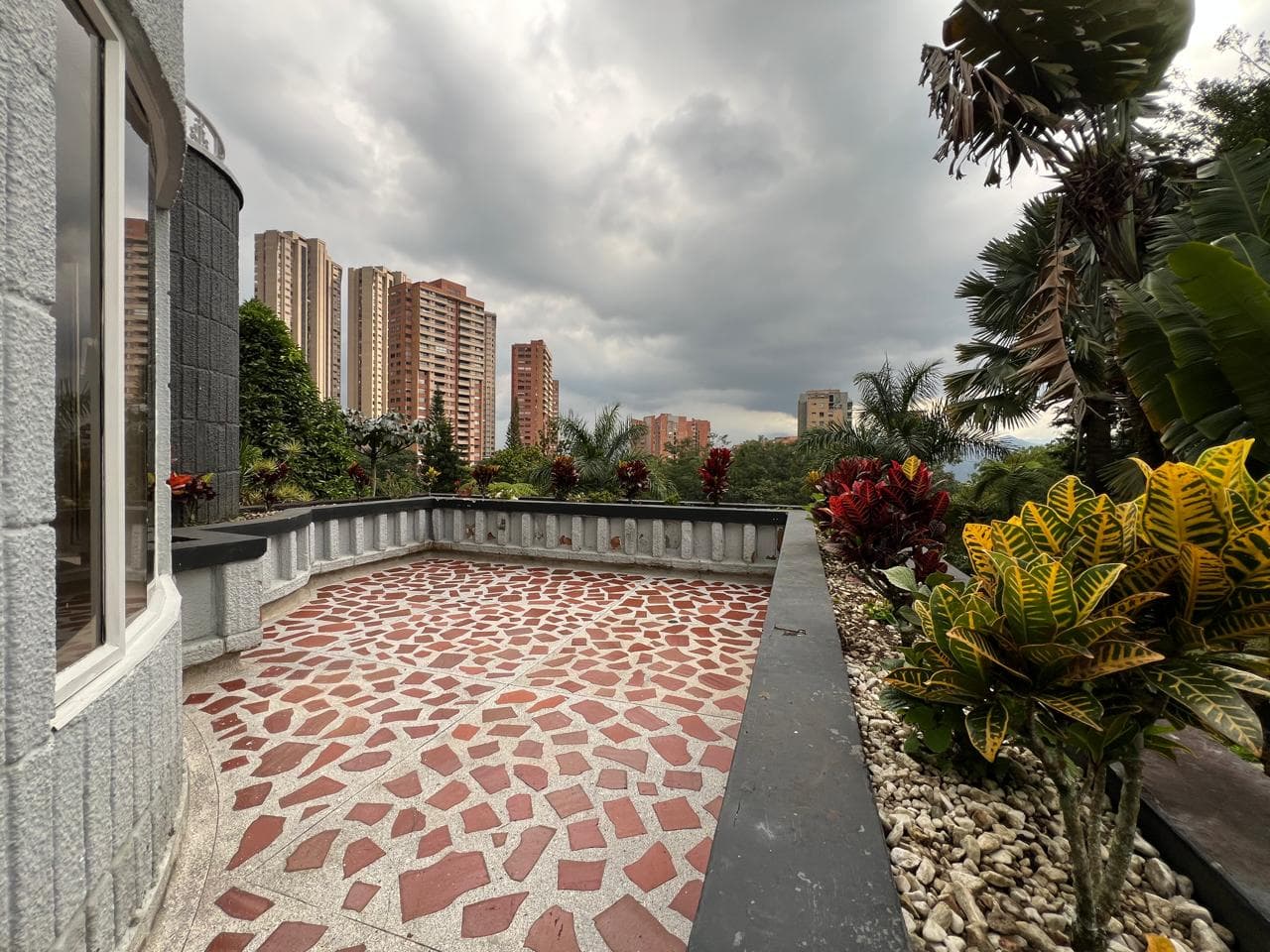Casa Comercial en arriendo en Altos Del Cola Del Zorro, El Poblado, Medellín — foto 3 de 20
