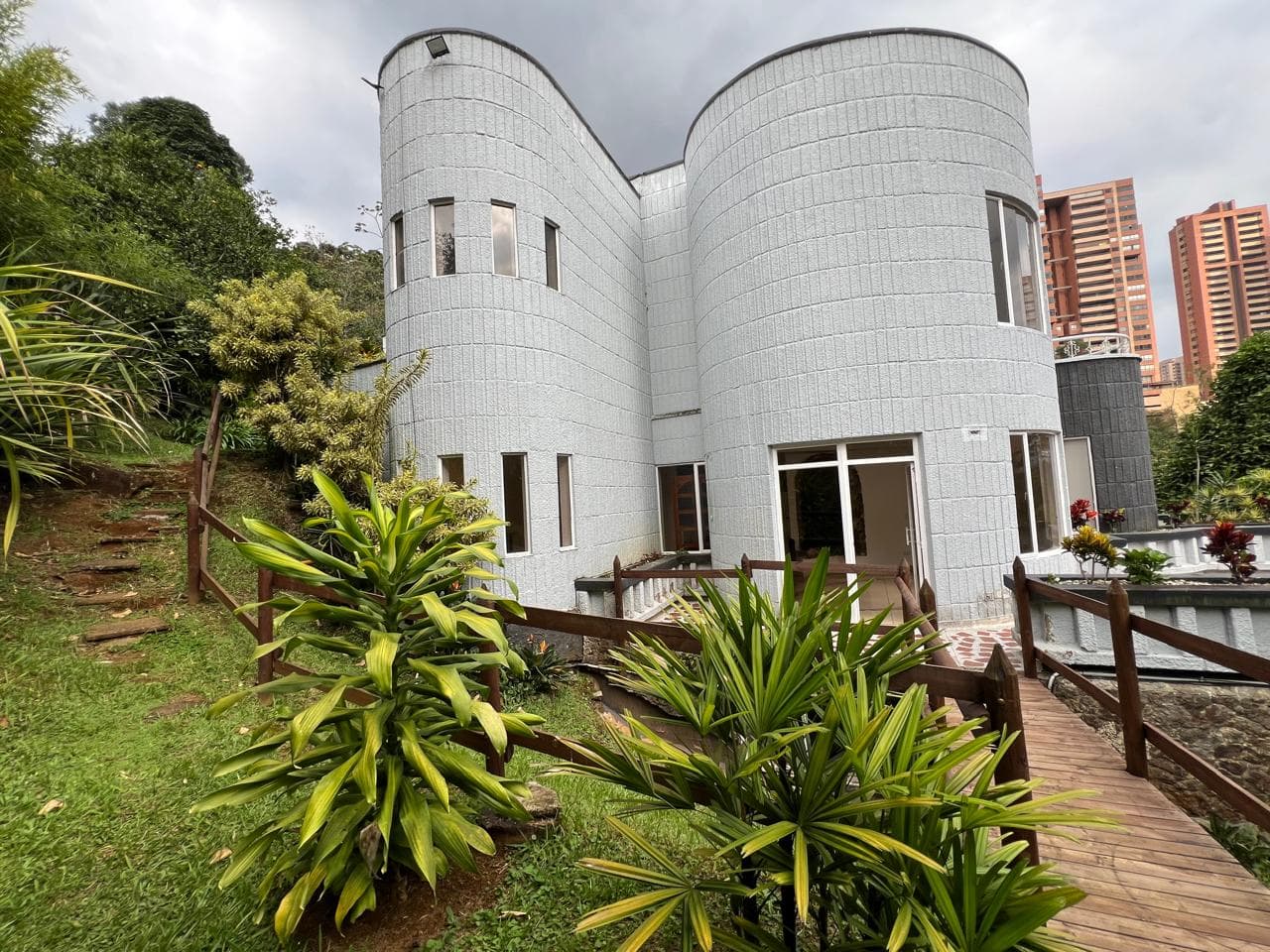 Casa Comercial en arriendo en Altos Del Cola Del Zorro, El Poblado, Medellín — foto 4 de 20