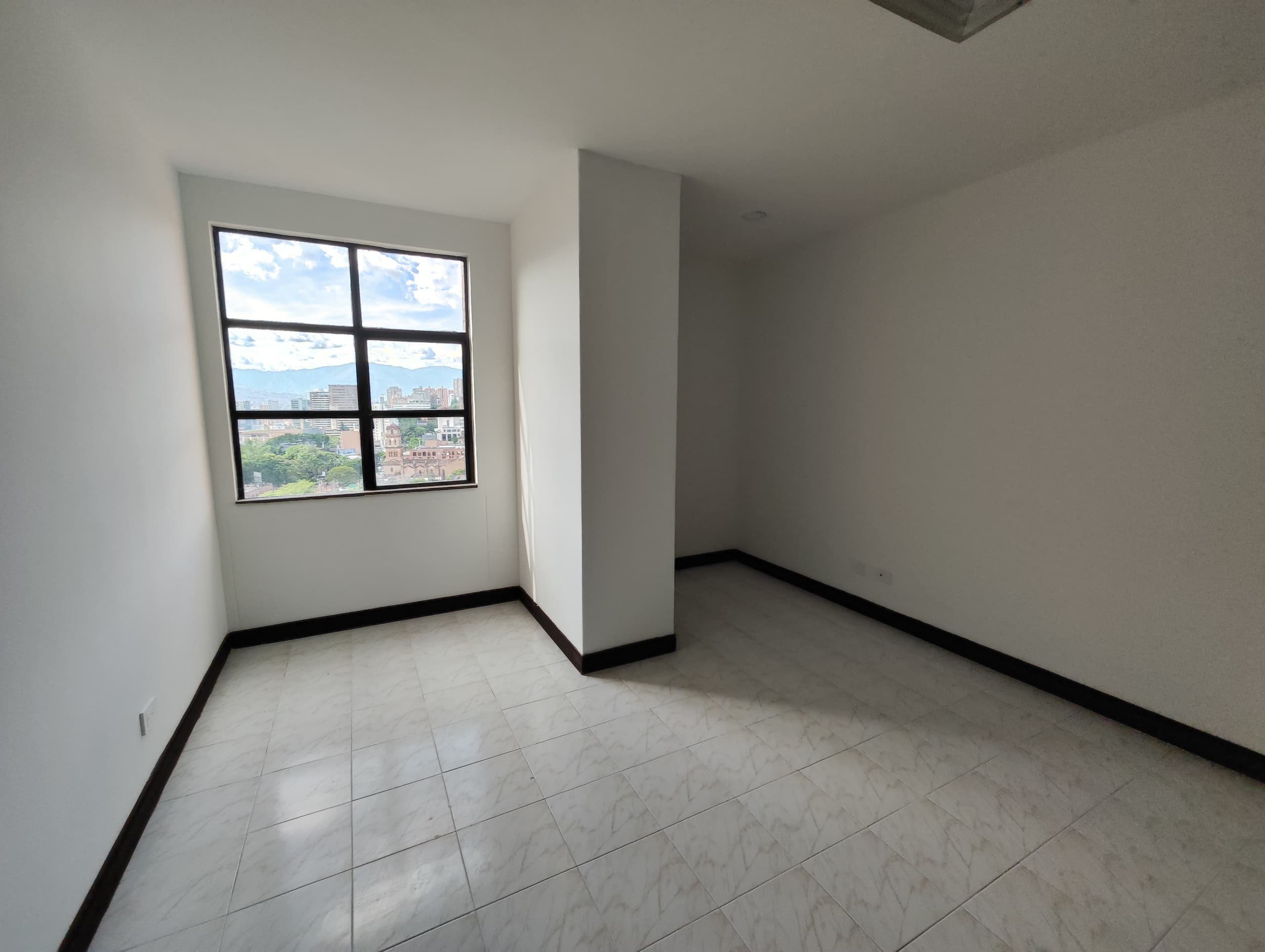 Oficina en arriendo en Milla De Oro, El Poblado, Medellín — foto 4 de 8