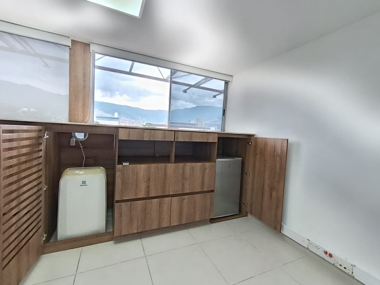 Oficina en arriendo en Naranjal, Laureles, Medellín — foto 1 de 13