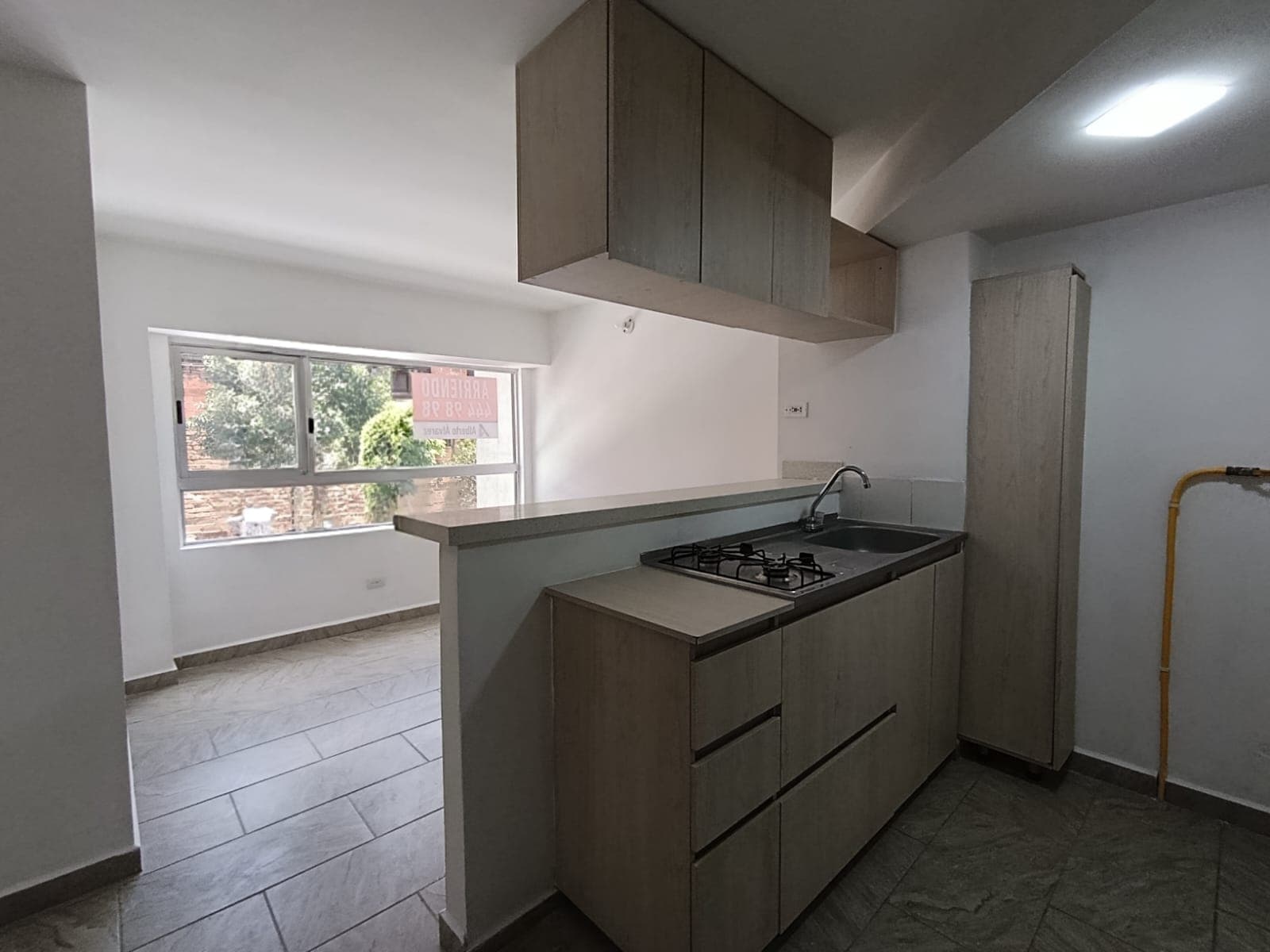 Apartaestudio en arriendo en Barrio Cristóbal, La America, Medellín — foto 1 de 9