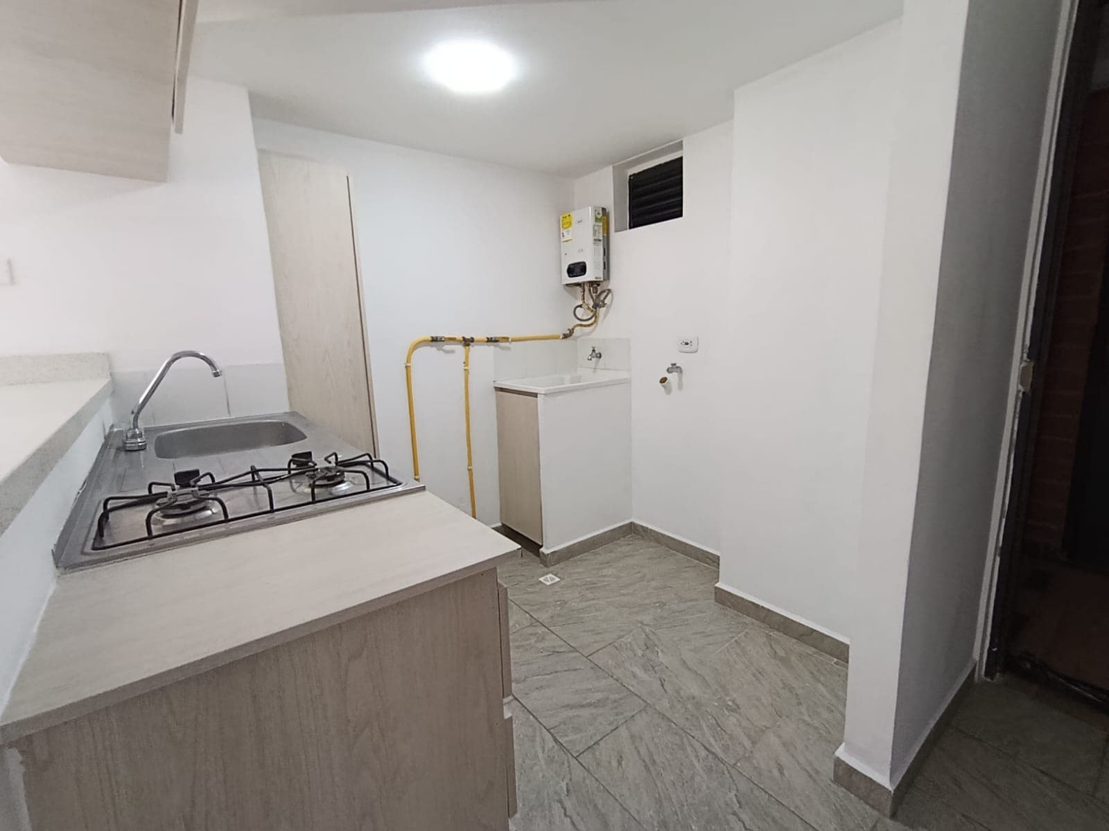 Apartaestudio en arriendo en Barrio Cristóbal, La America, Medellín — foto 2 de 9
