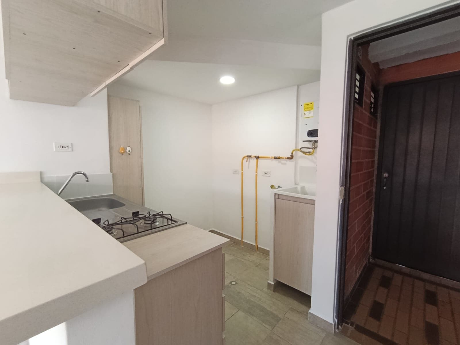 Apartaestudio en arriendo en Barrio Cristóbal, La America, Medellín — foto 3 de 9