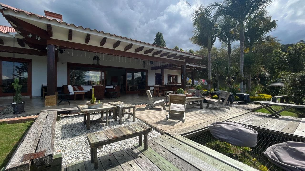 Casa Campestre en arriendo en Loma Del Escobero, Envigado — foto 1 de 20