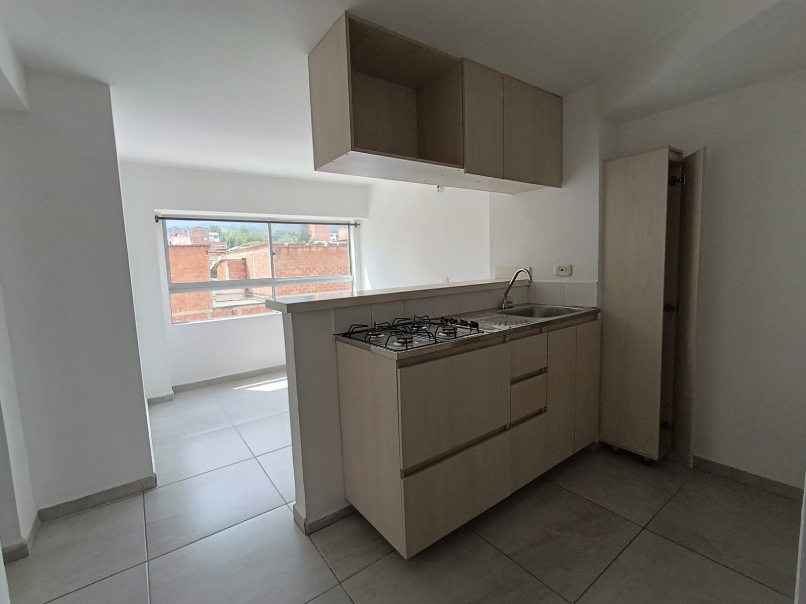 Apartaestudio en arriendo en Barrio Cristóbal, La America, Medellín — foto 1 de 7