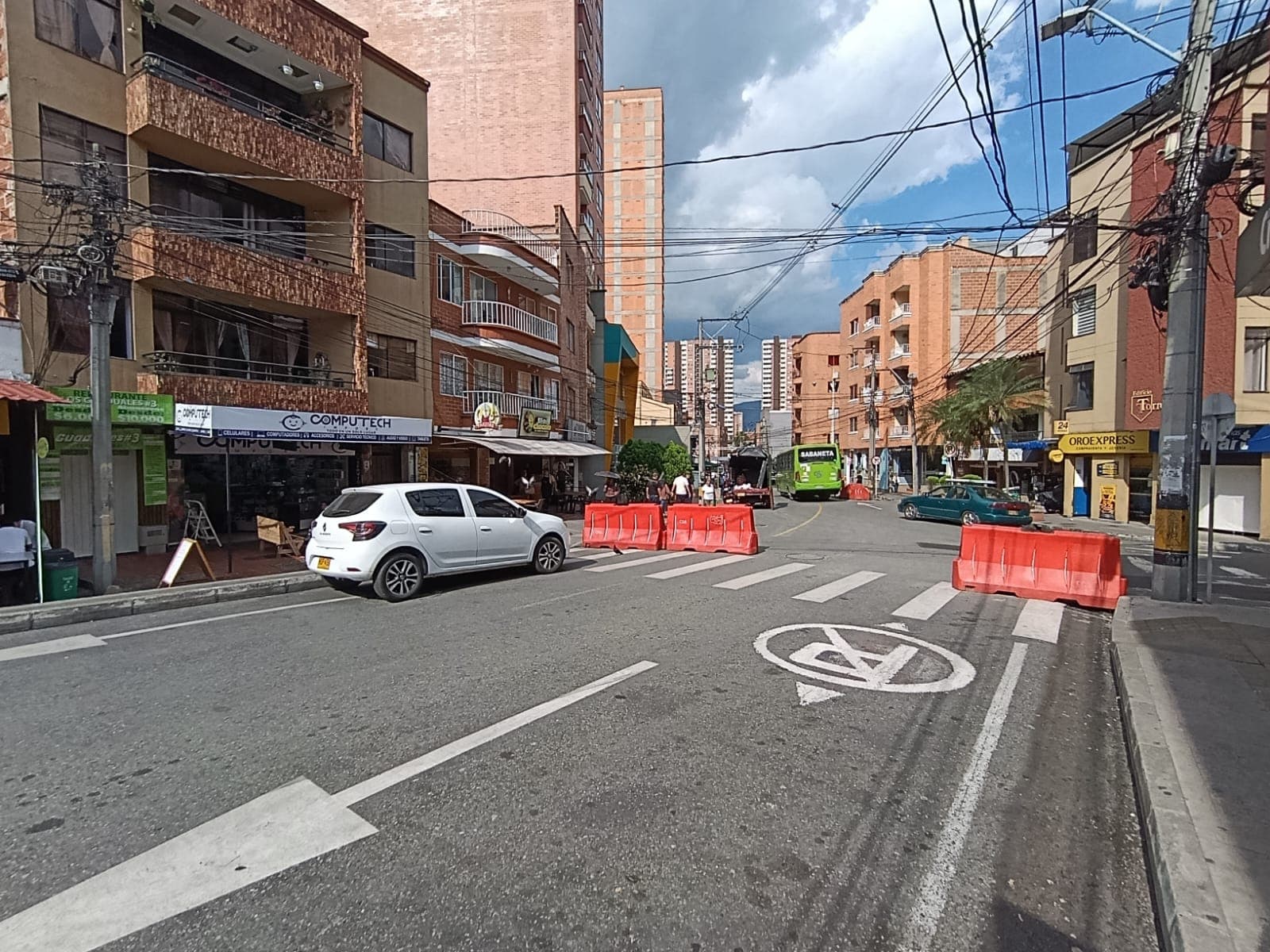 Local en arriendo en Parque Sabaneta — foto 2 de 11
