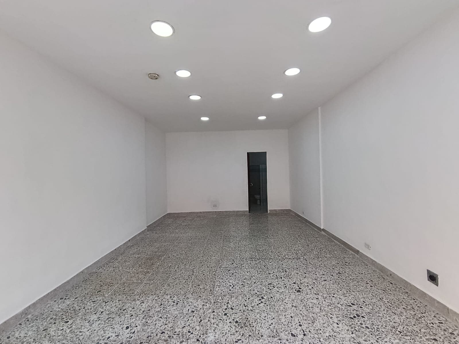 Local en arriendo en Parque Sabaneta — foto 5 de 11