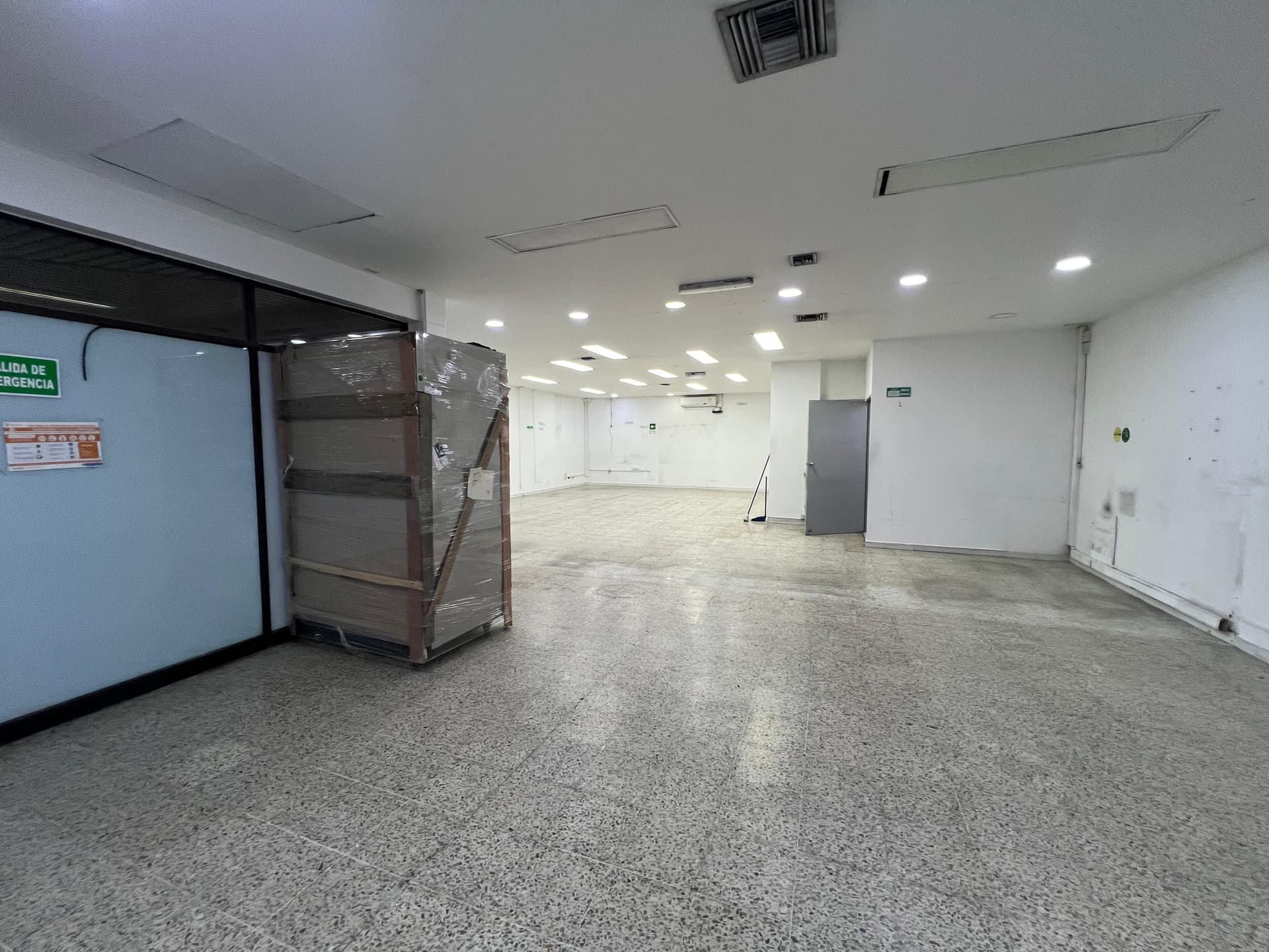 Local en arriendo en La Candelaria, Centro, Medellín — foto 1 de 20