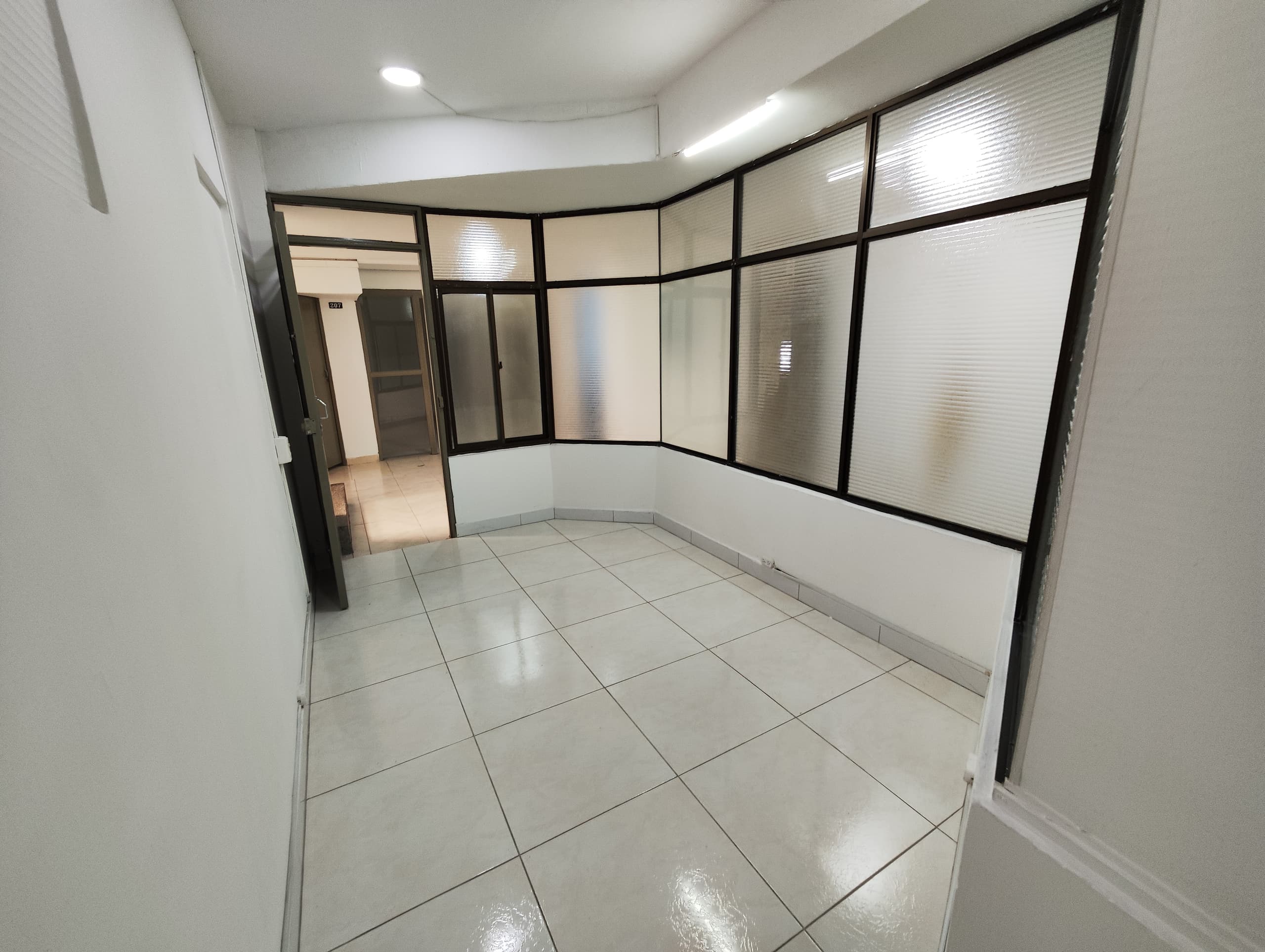 Oficina en arriendo en Suramericana, Laureles, Medellín — foto 5 de 7