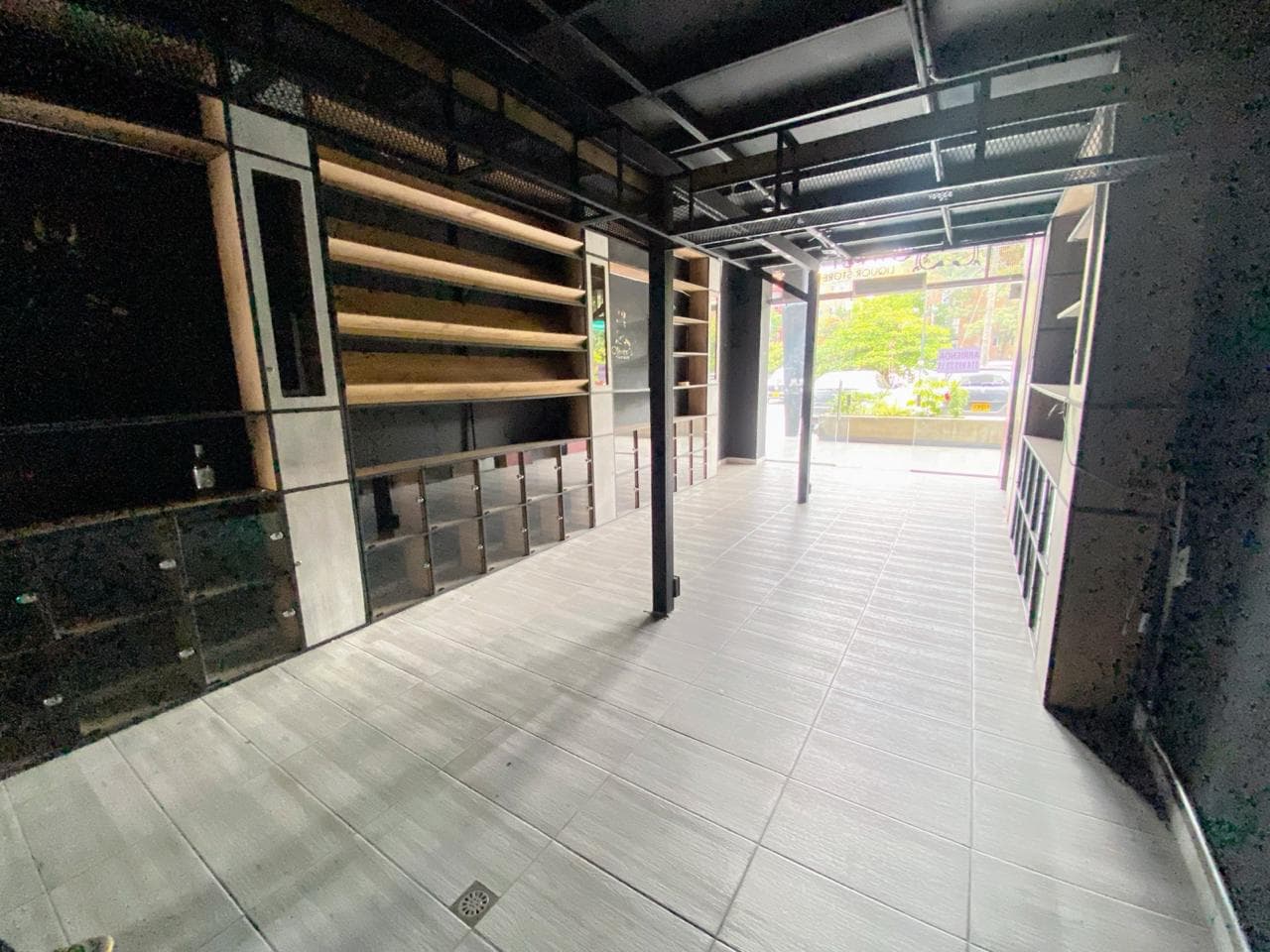 Local en arriendo en Los Colores, Laureles, Medellín — foto 1 de 13