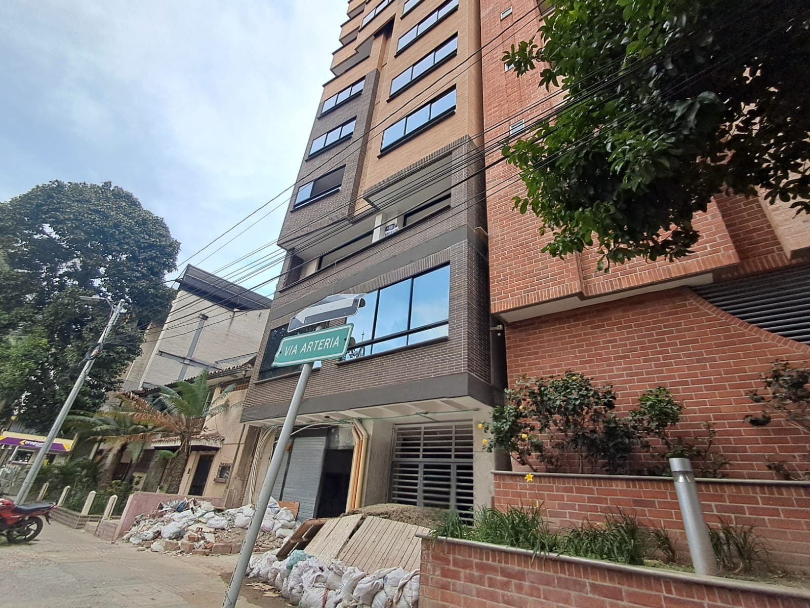 Local en arriendo en Laureles, Medellín — foto 1 de 8