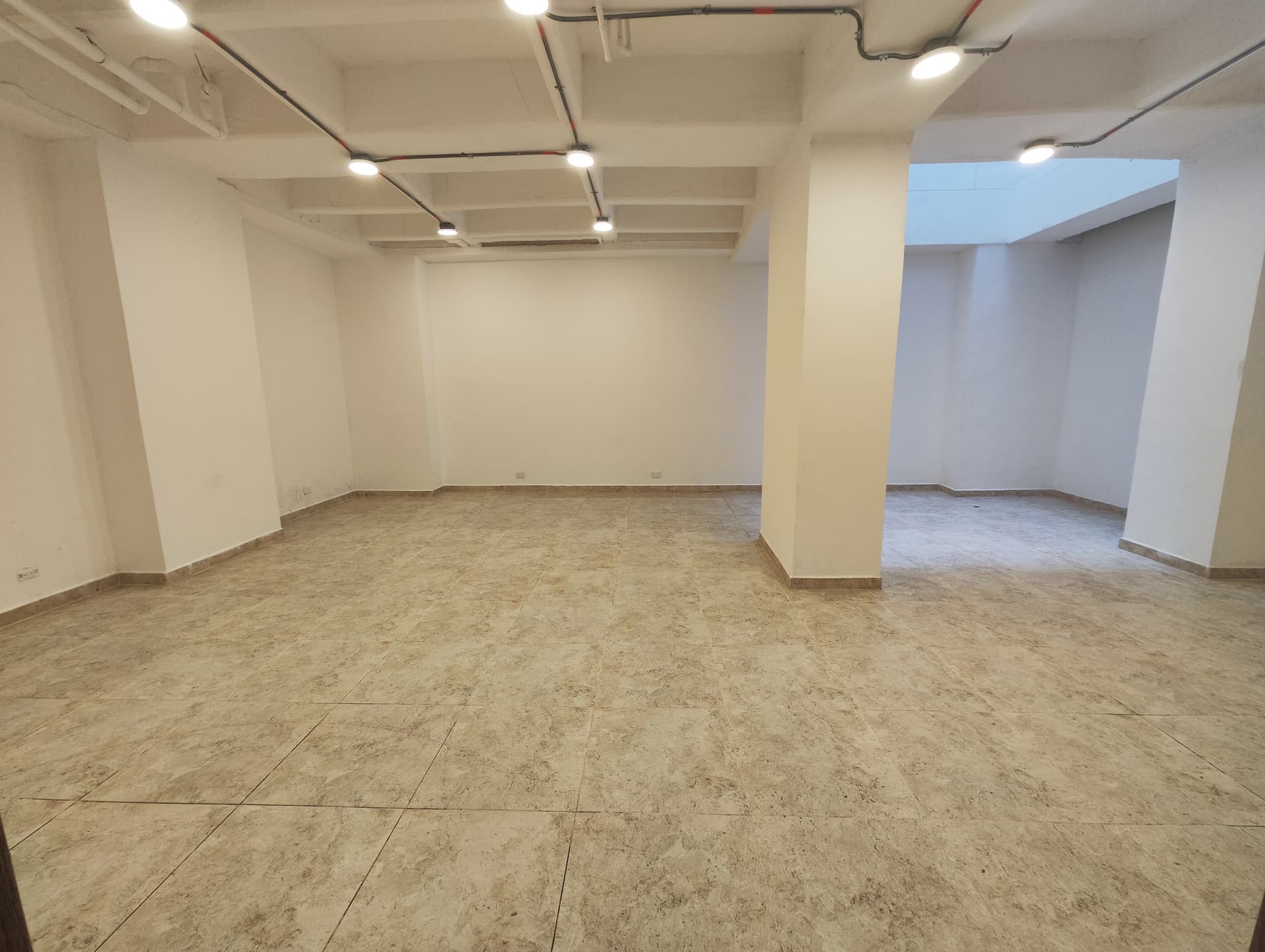 Local en arriendo en Laureles, Medellín — foto 1 de 8