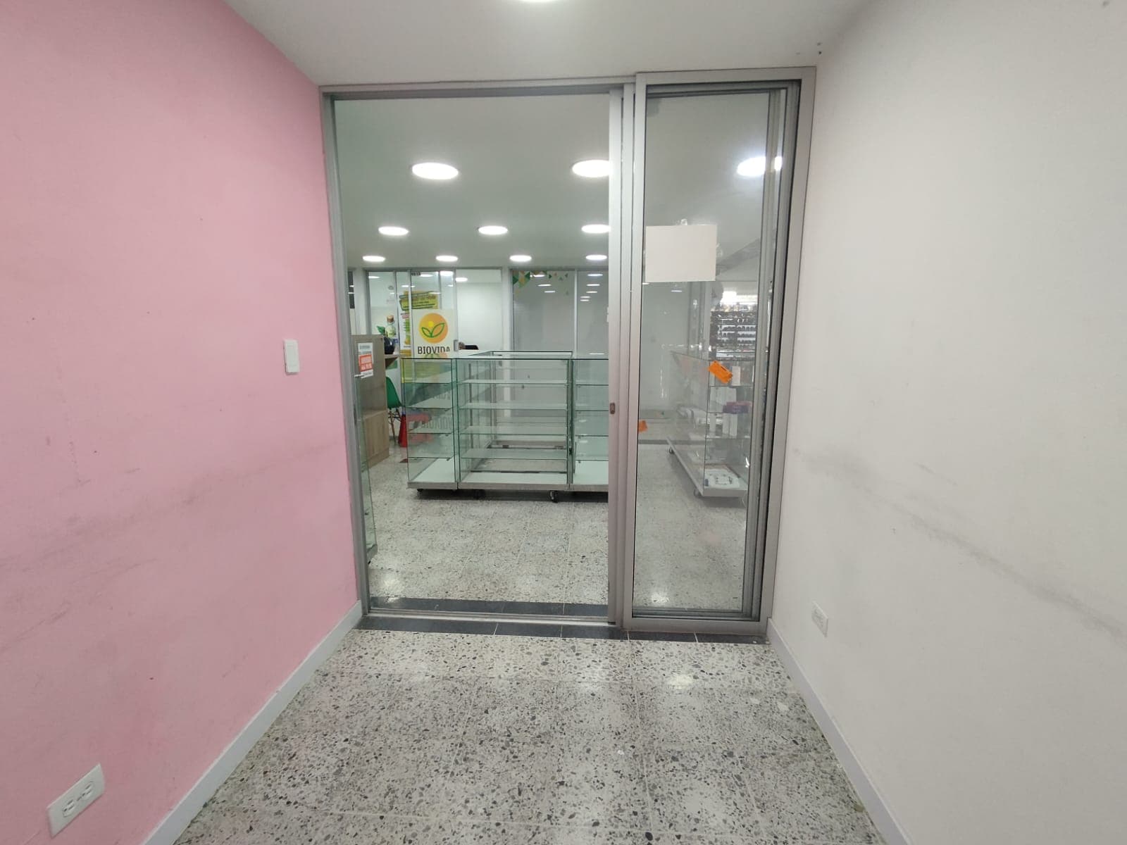 Local en arriendo en La Candelaria, Centro, Medellín — foto 1 de 9