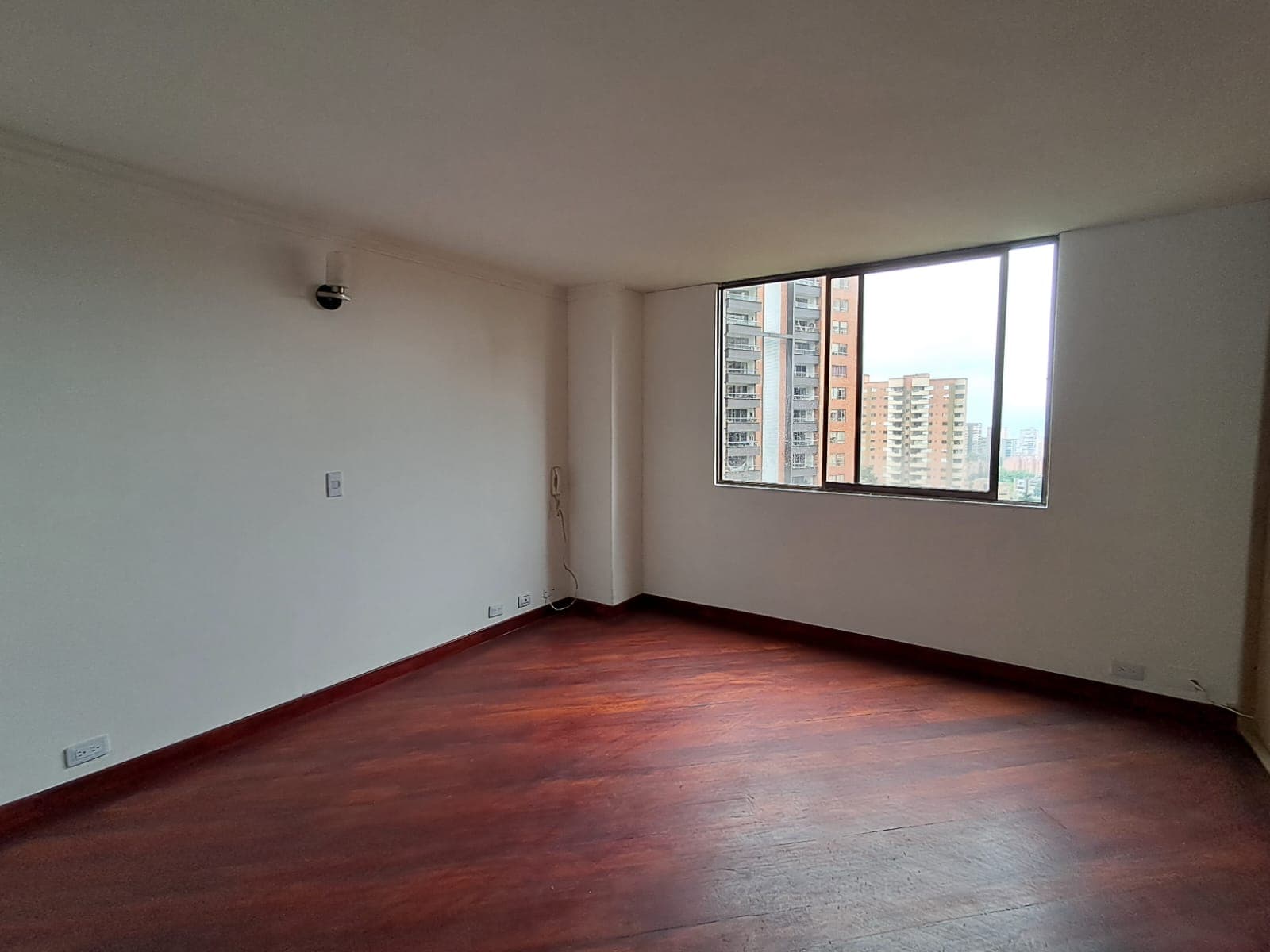 Apartamento en arriendo en Los Balsos, El Poblado, Medellín — foto 3 de 17