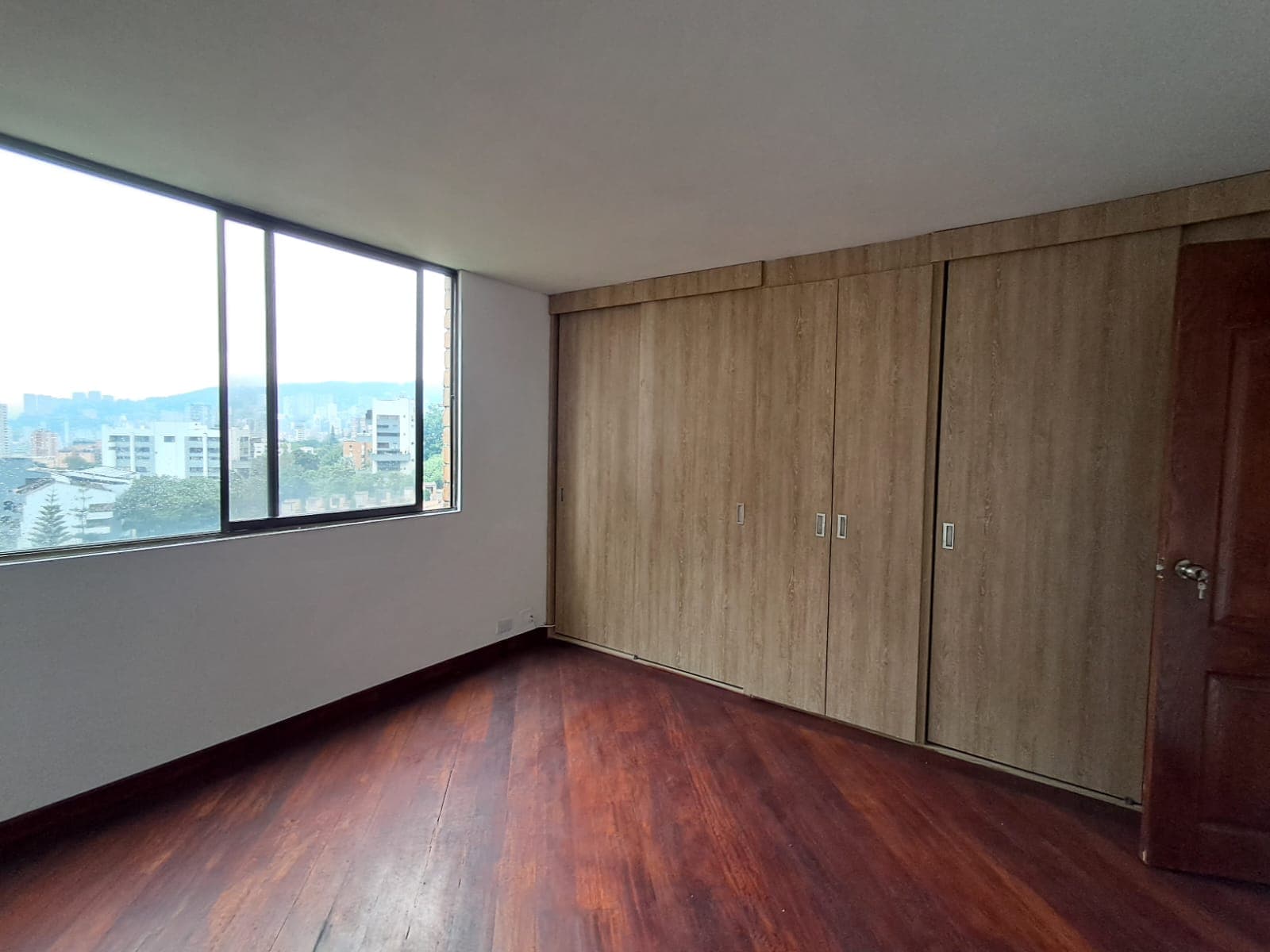 Apartamento en arriendo en Los Balsos, El Poblado, Medellín — foto 5 de 17