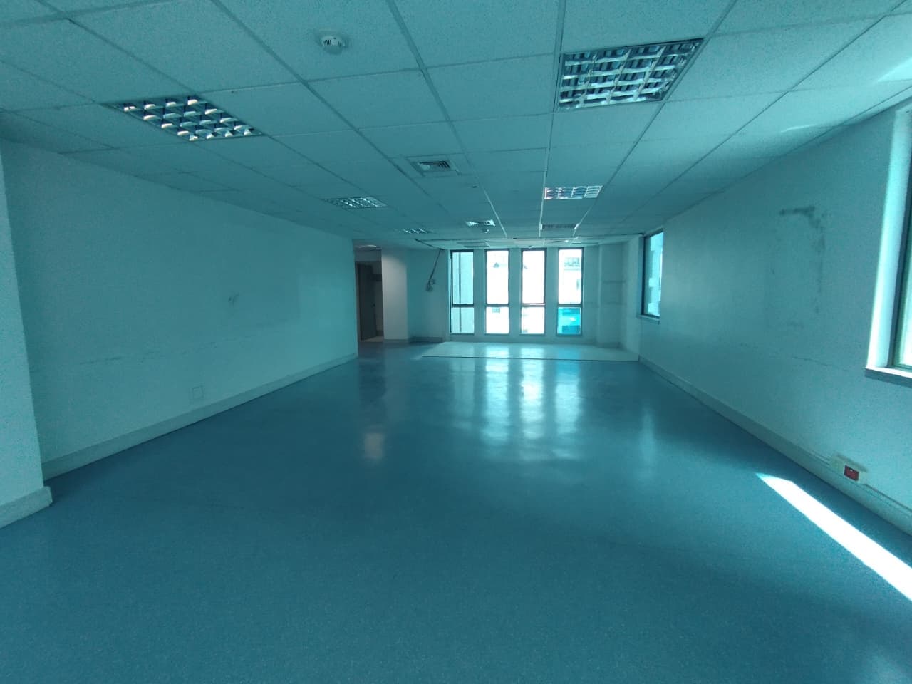 Oficina en arriendo en Aguacatala, El Poblado, Medellín — foto 2 de 11