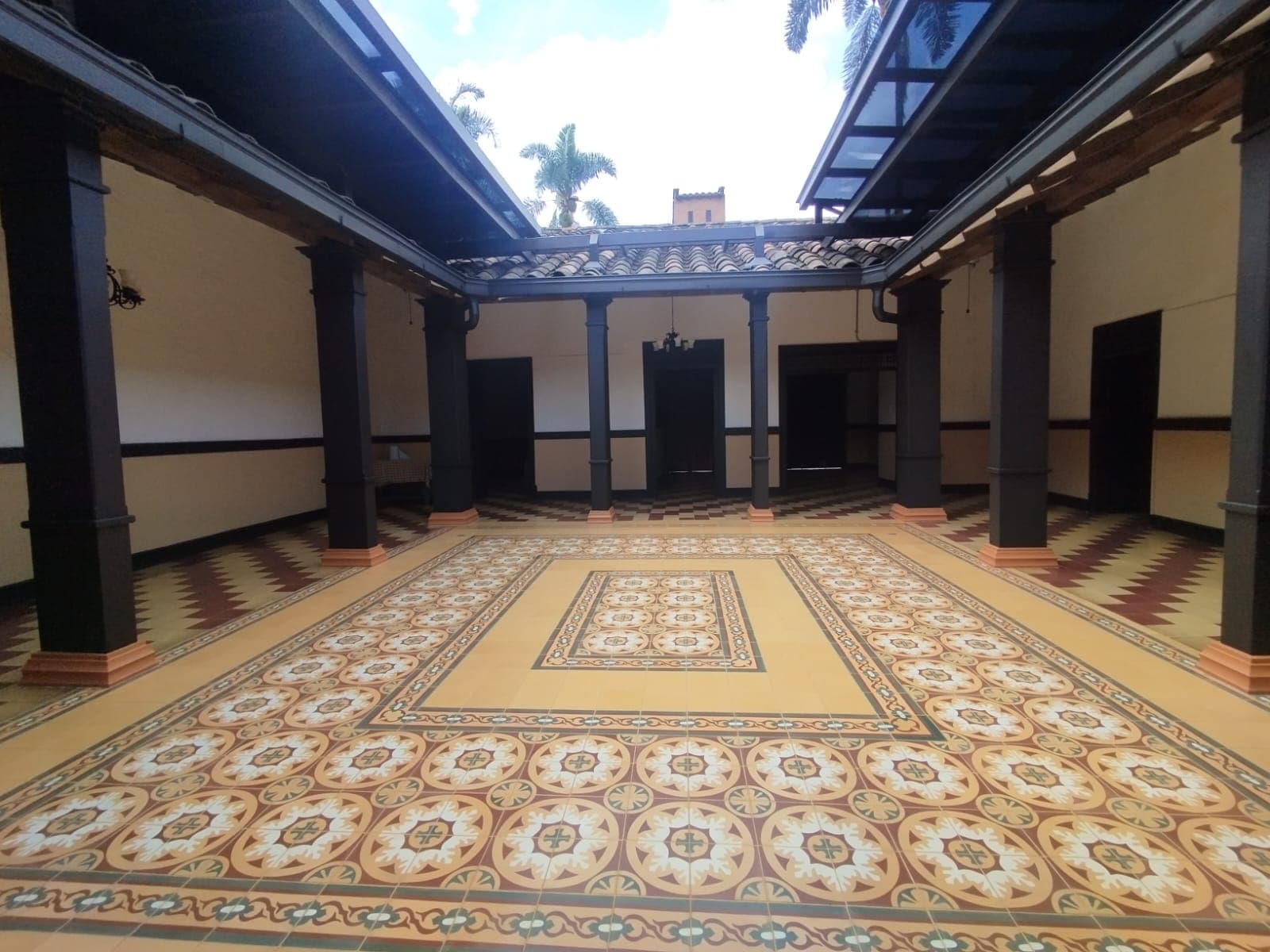 Casa Comercial en arriendo en Barrio Mesa, Envigado — foto 1 de 15