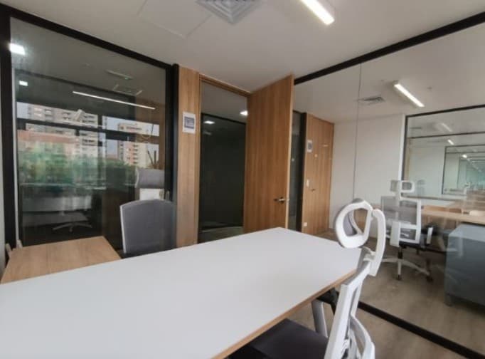 Oficina en arriendo en Los Colores, Laureles, Medellín — foto 1 de 14