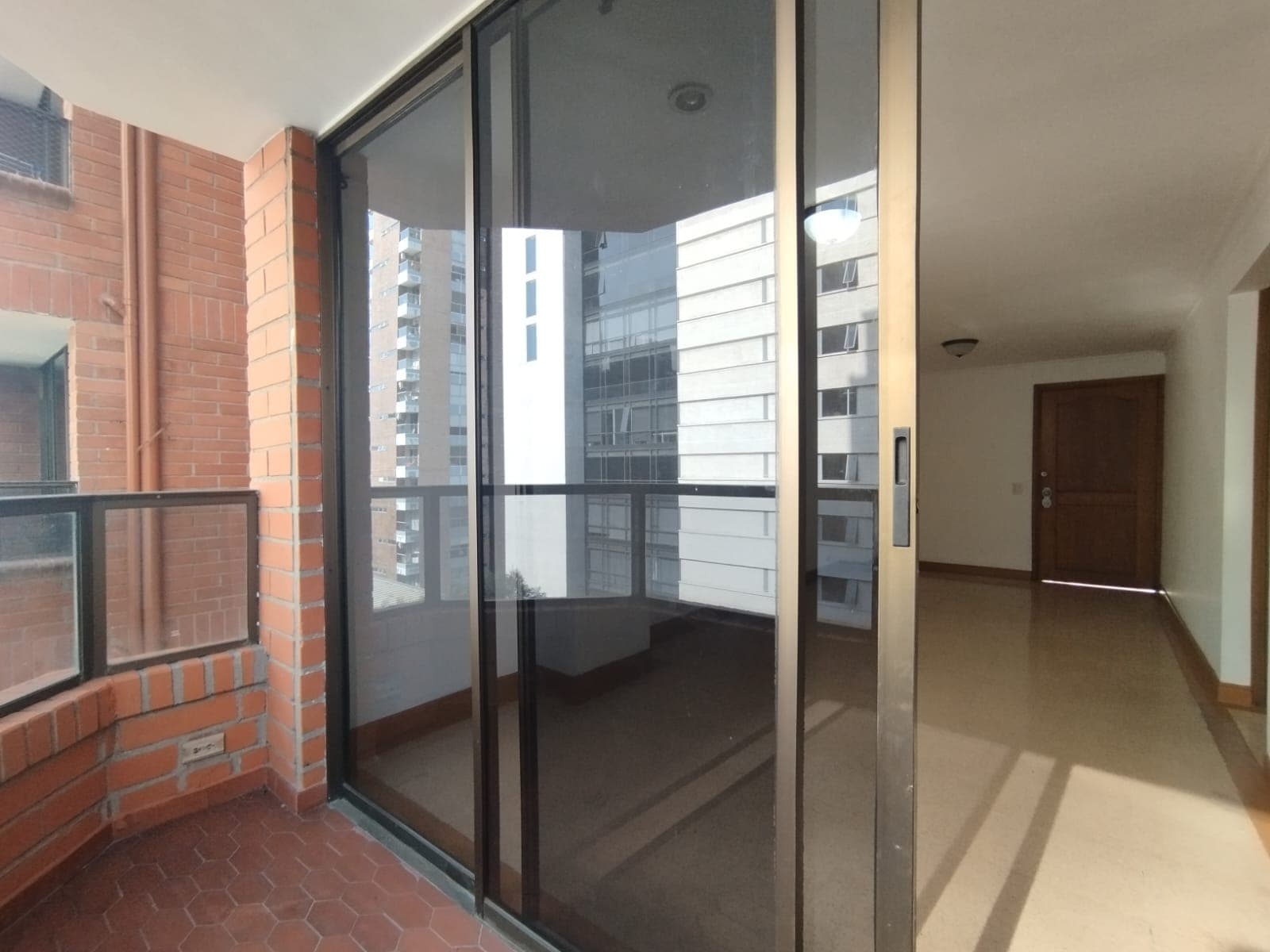 Apartamento en arriendo en Aguacatala, El Poblado, Medellín — foto 2 de 9