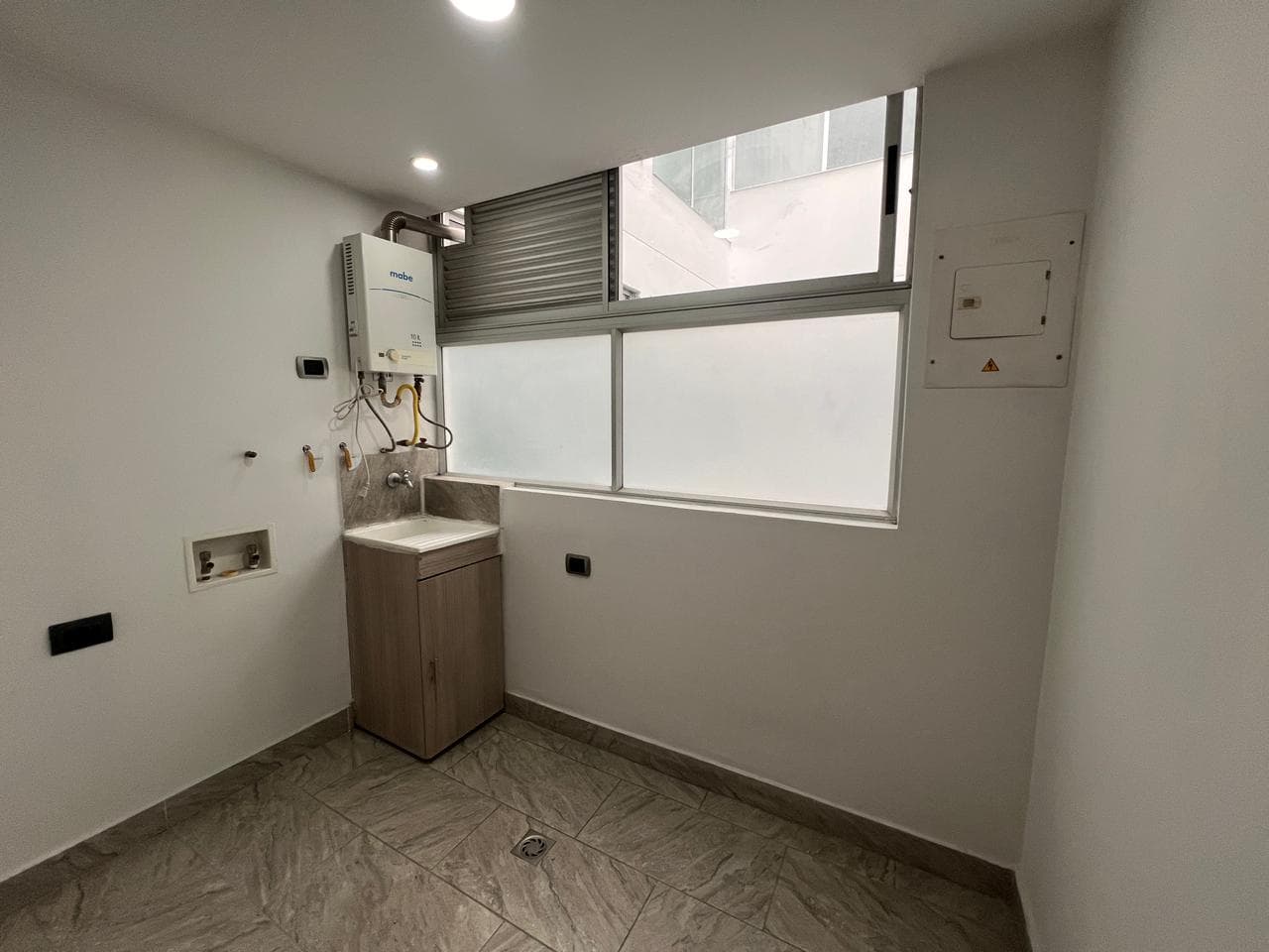 Apartamento en arriendo en La Castellana, Laureles, Medellín — foto 2 de 20