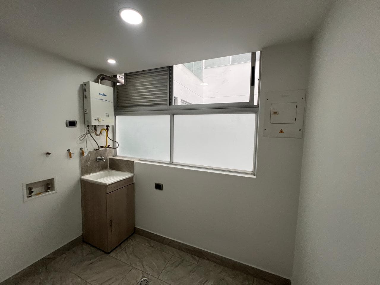 Apartamento en arriendo en La Castellana, Laureles, Medellín — foto 3 de 20