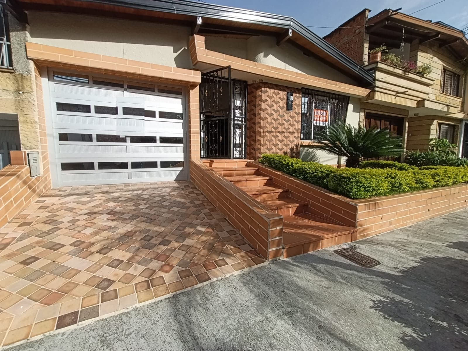 Casa Comercial en arriendo en Simón Bolívar, La America, Medellín — foto 1 de 20