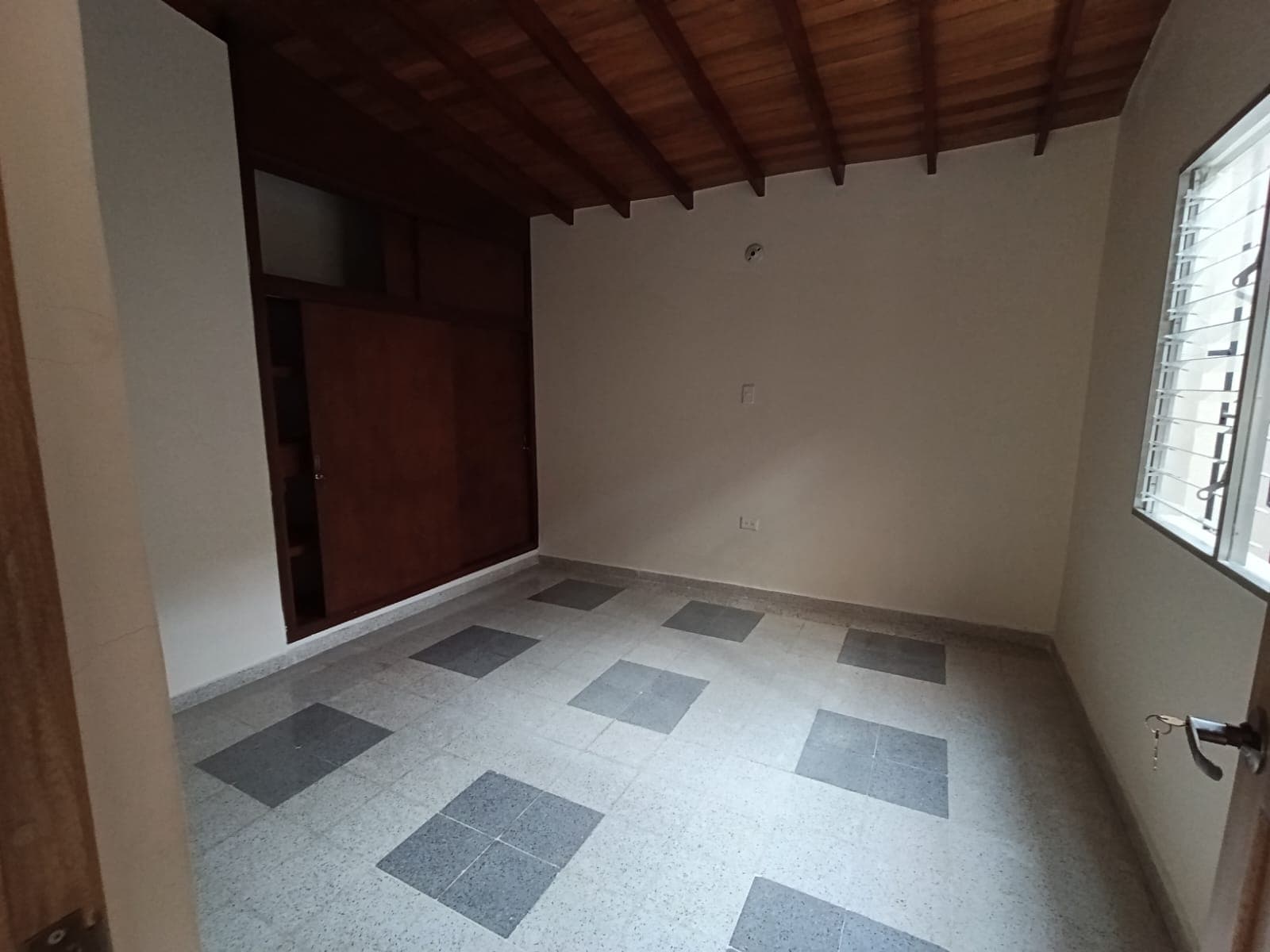 Casa Comercial en arriendo en Simón Bolívar, La America, Medellín — foto 2 de 20