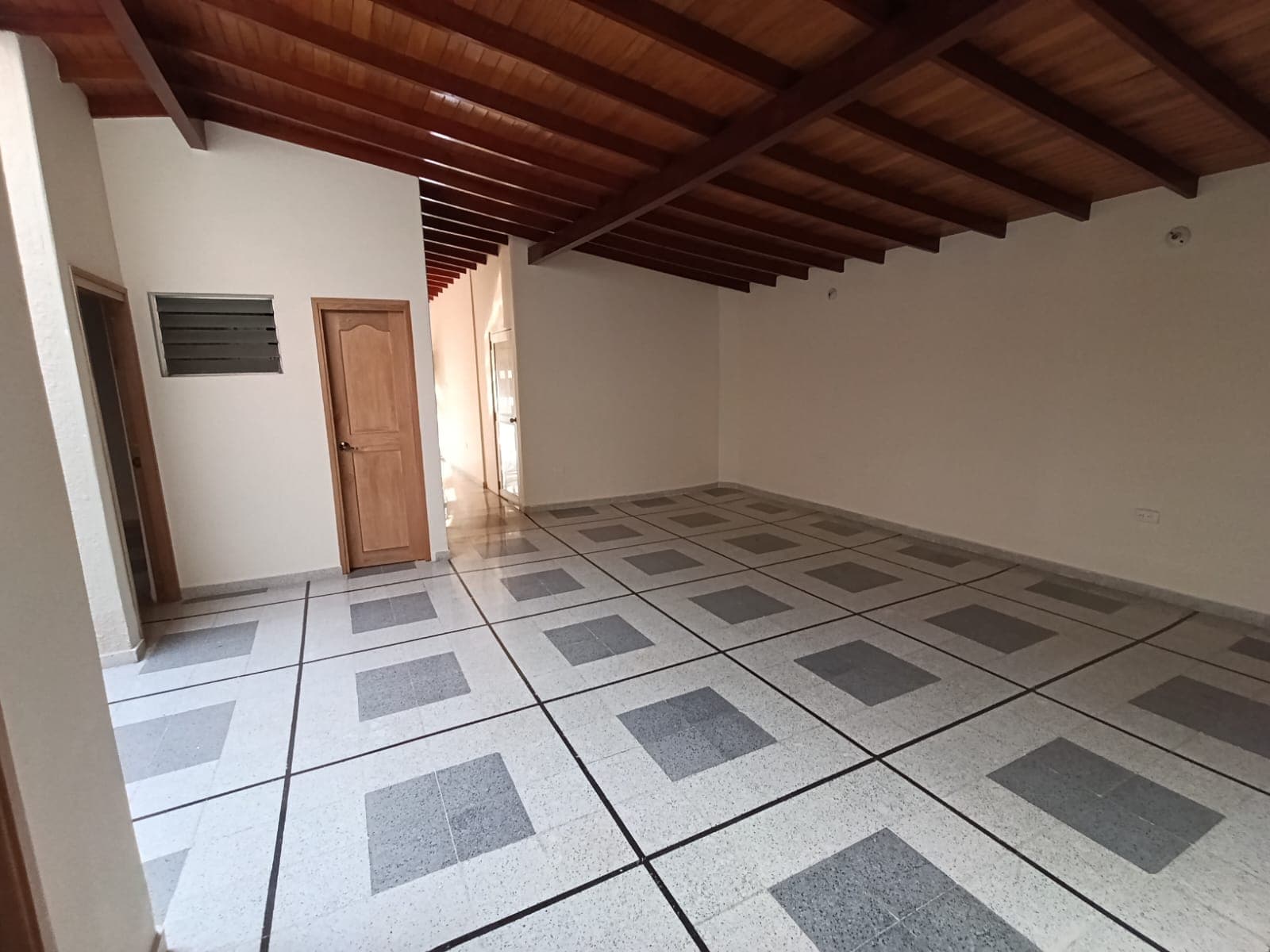 Casa Comercial en arriendo en Simón Bolívar, La America, Medellín — foto 3 de 20