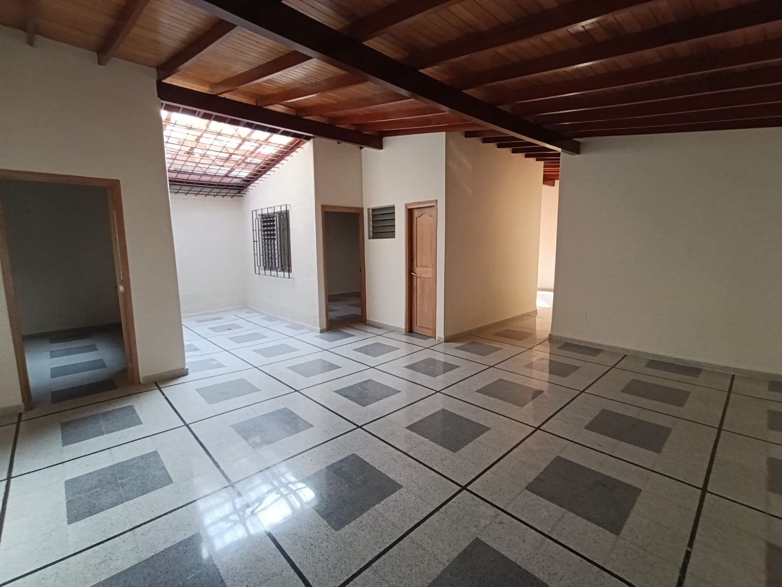 Casa Comercial en arriendo en Simón Bolívar, La America, Medellín — foto 4 de 20