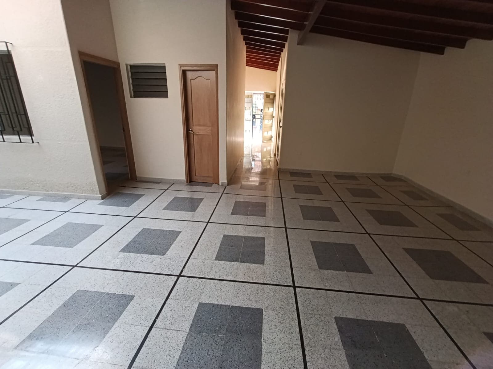 Casa Comercial en arriendo en Simón Bolívar, La America, Medellín — foto 5 de 20