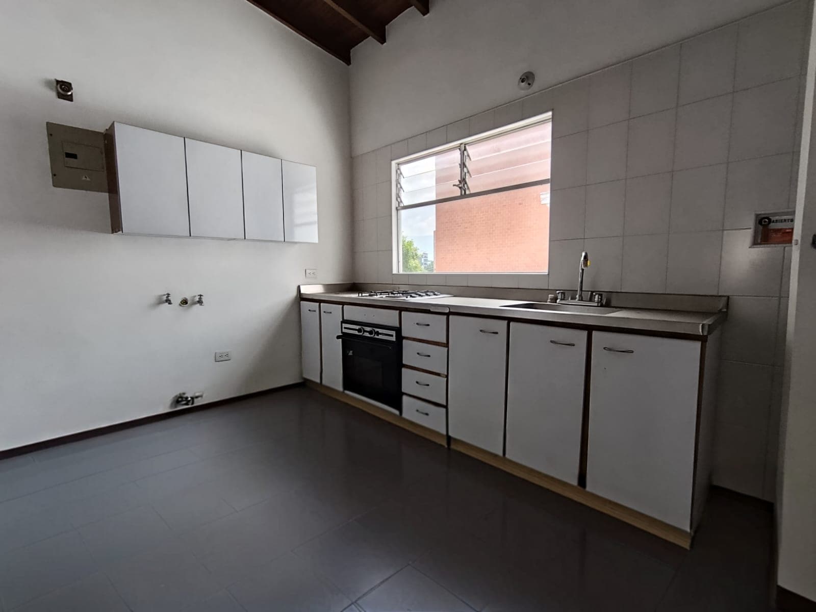 Casa Comercial en arriendo en El Velódromo, Laureles, Medellín — foto 1 de 18