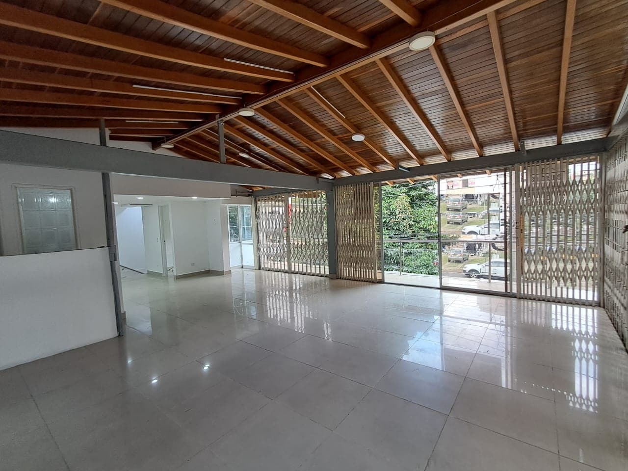 Local en arriendo en La Castellana, Laureles, Medellín — foto 1 de 20