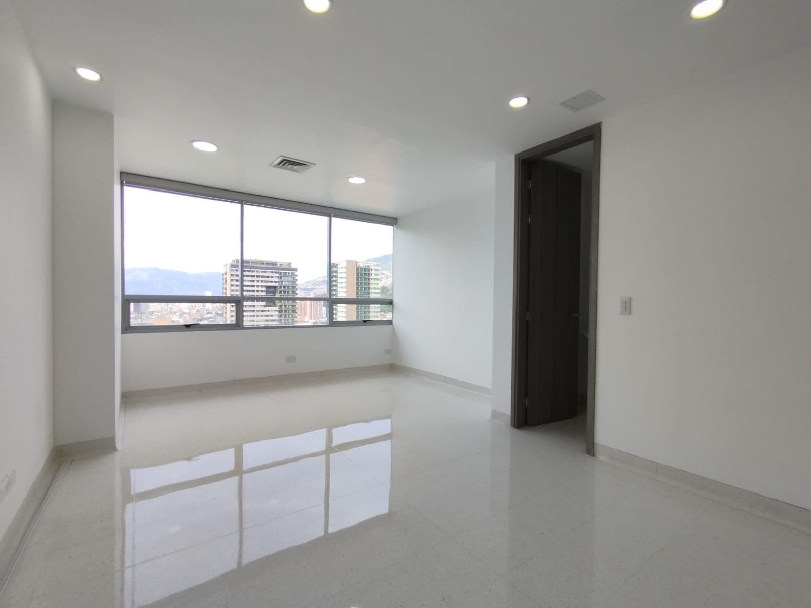 Consultorio en arriendo en Ciudad Del Rio, El Poblado, Medellín — foto 2 de 12