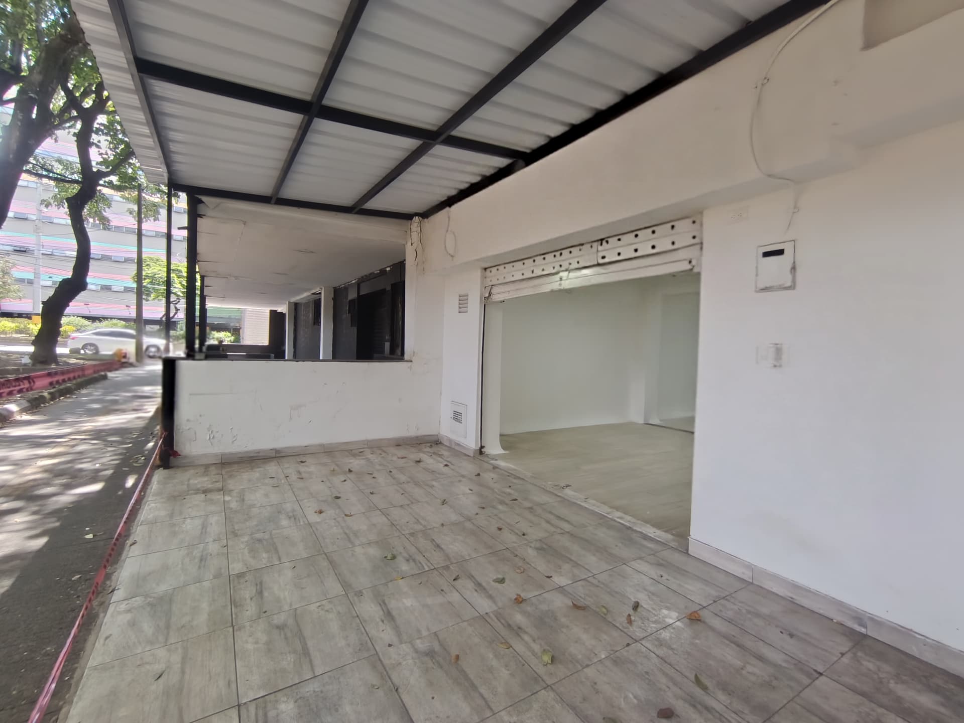 Local en arriendo en Suramericana, Laureles, Medellín — foto 1 de 9