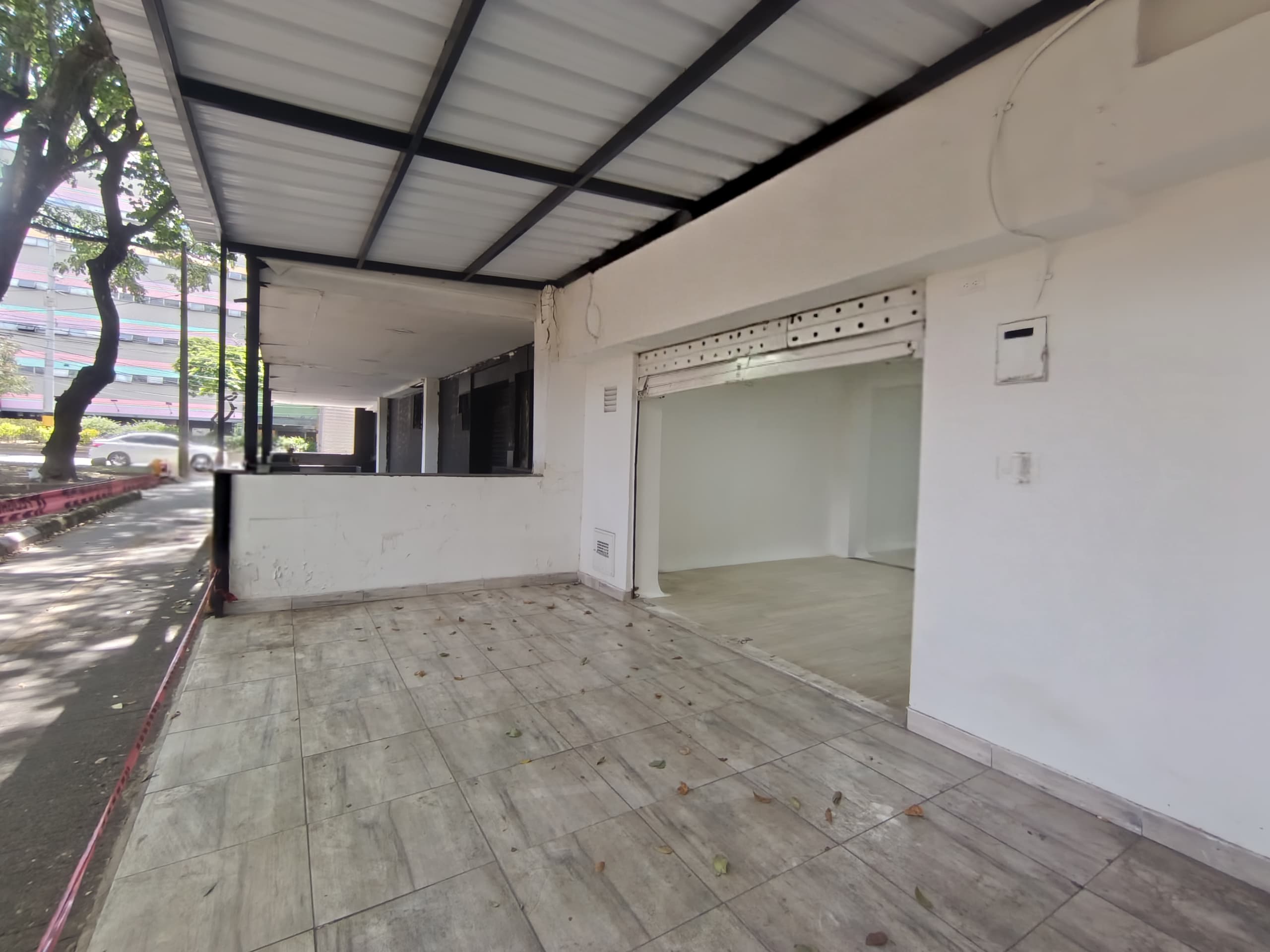 Local en arriendo en Suramericana, Laureles, Medellín — foto 1 de 9