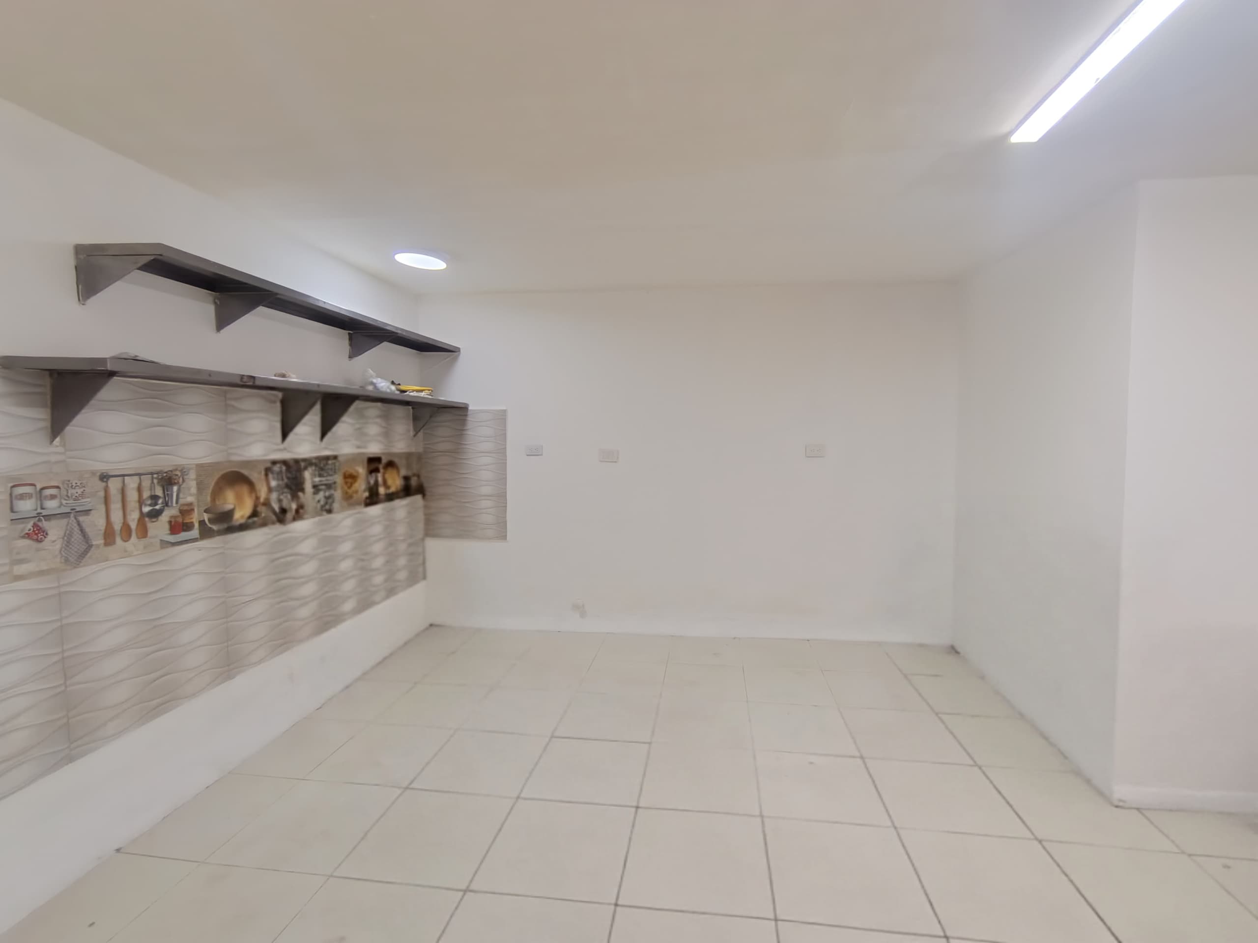 Local en arriendo en Suramericana, Laureles, Medellín — foto 5 de 9