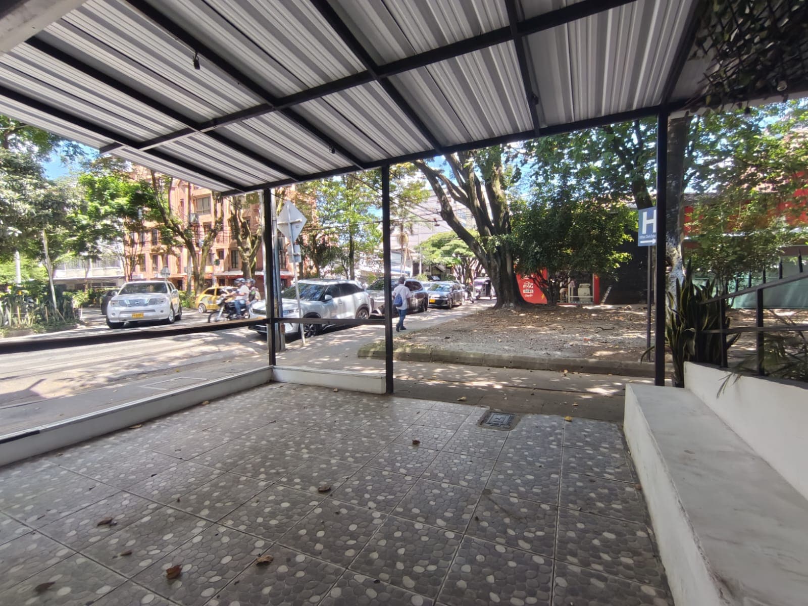 Local en arriendo en Suramericana, Laureles, Medellín — foto 1 de 11