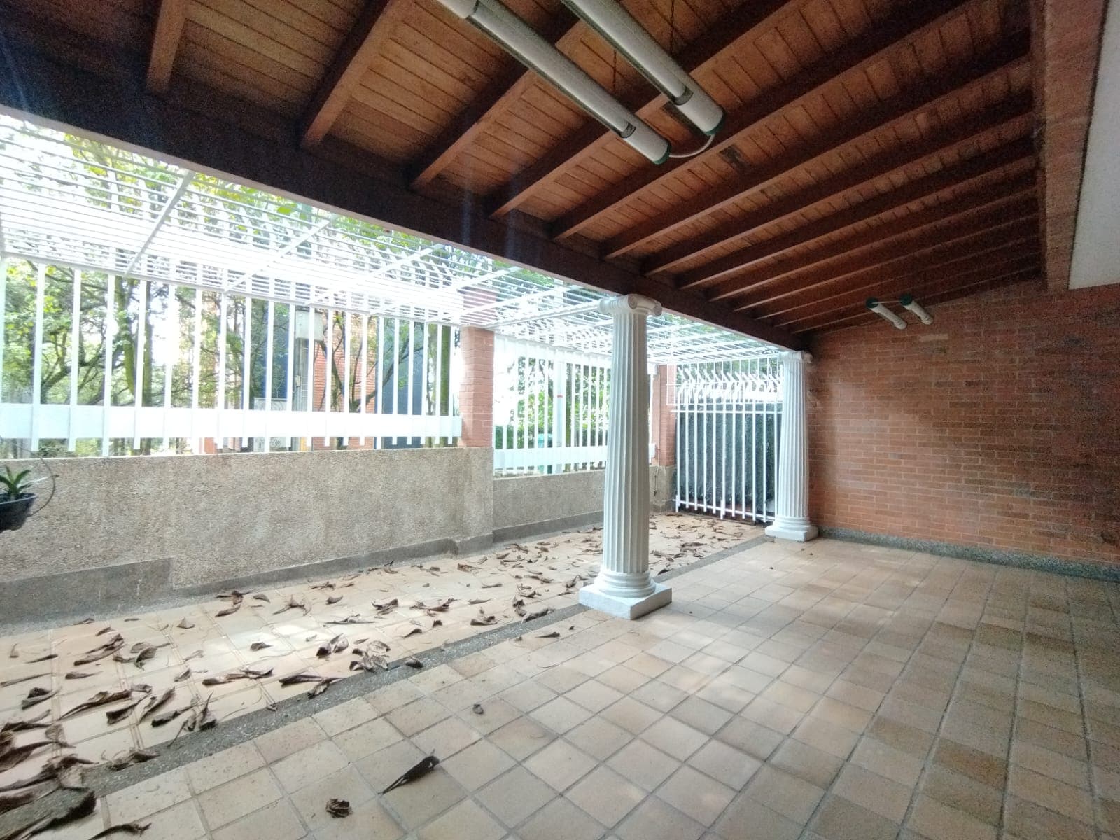 Casa Vivienda en arriendo en El Campestre La Frontera, El Poblado, Medellín — foto 1 de 20