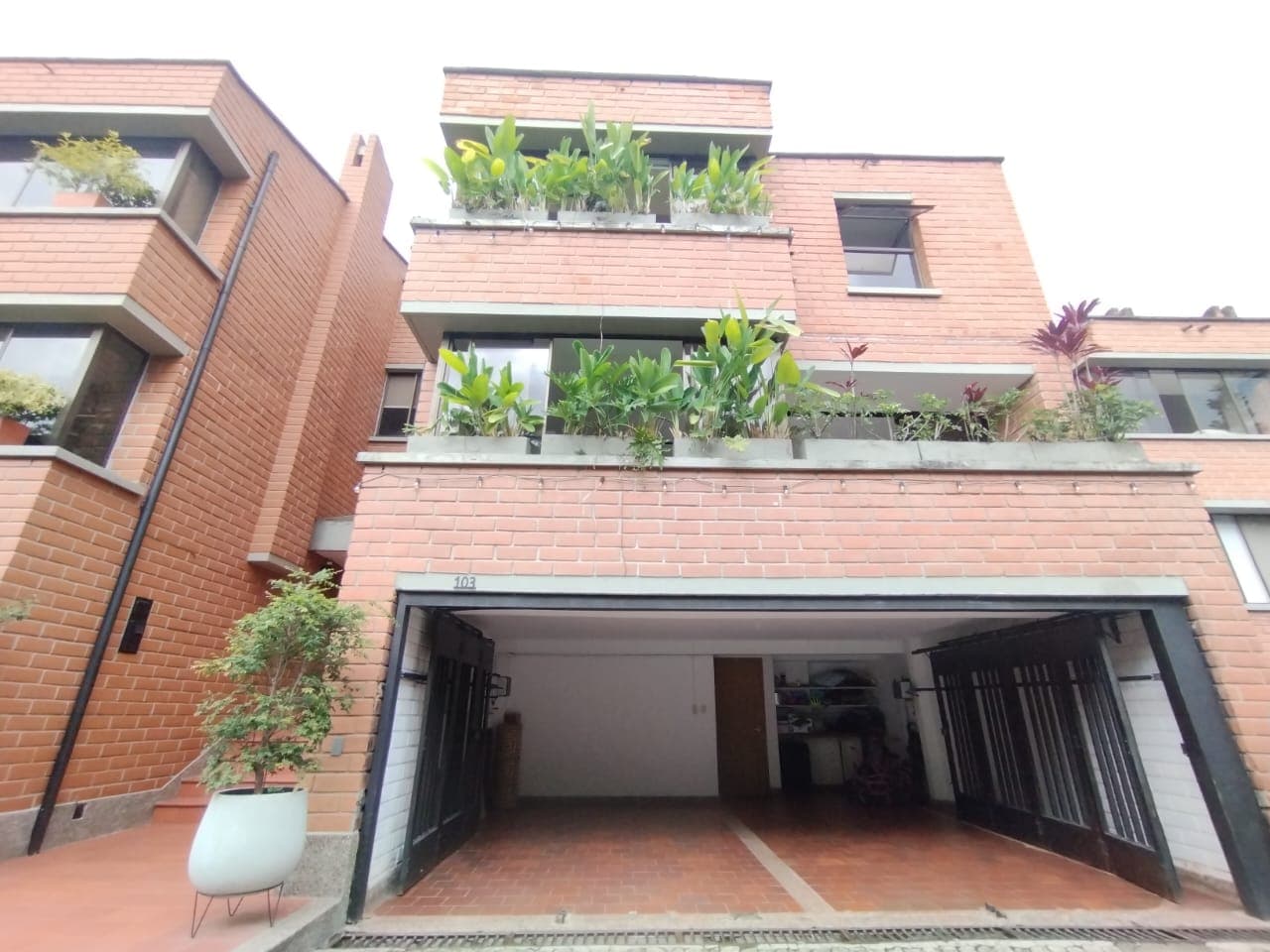 Casa Vivienda en arriendo en El Tesoro, El Poblado, Medellín — foto 1 de 20