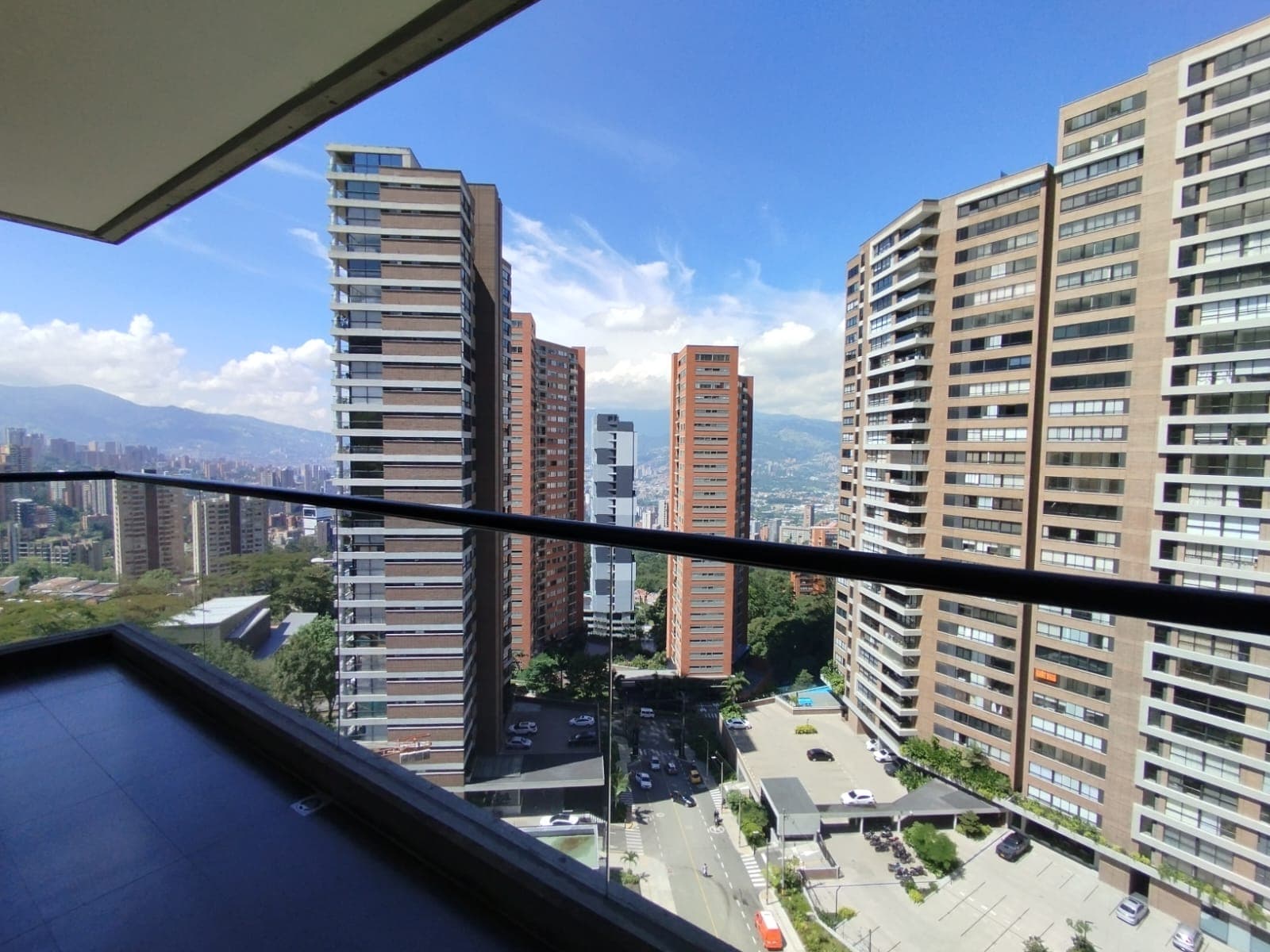 Apartamento en arriendo en Altos Del Cola Del Zorro, El Poblado, Medellín — foto 1 de 15
