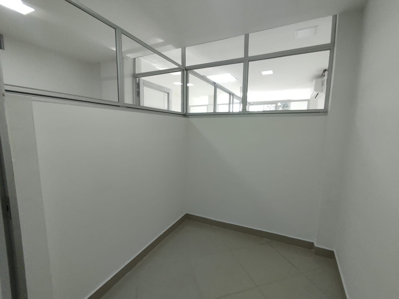 Oficina en arriendo en Suramericana, Laureles, Medellín — foto 3 de 12